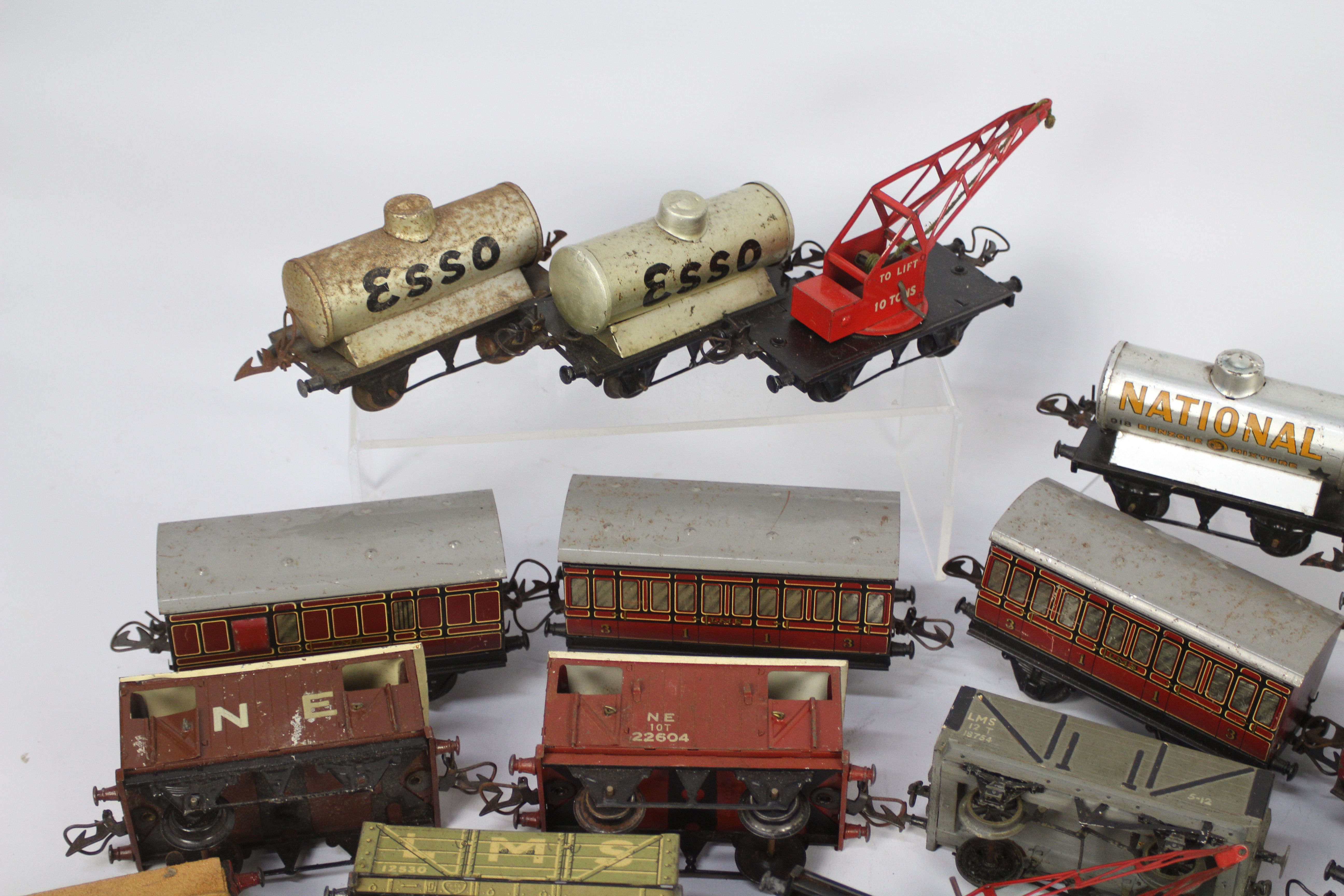 Hornby - A collection of 21 x O gauge tinplate wagons and coaches including 4 x tanker wagons, - Image 2 of 6