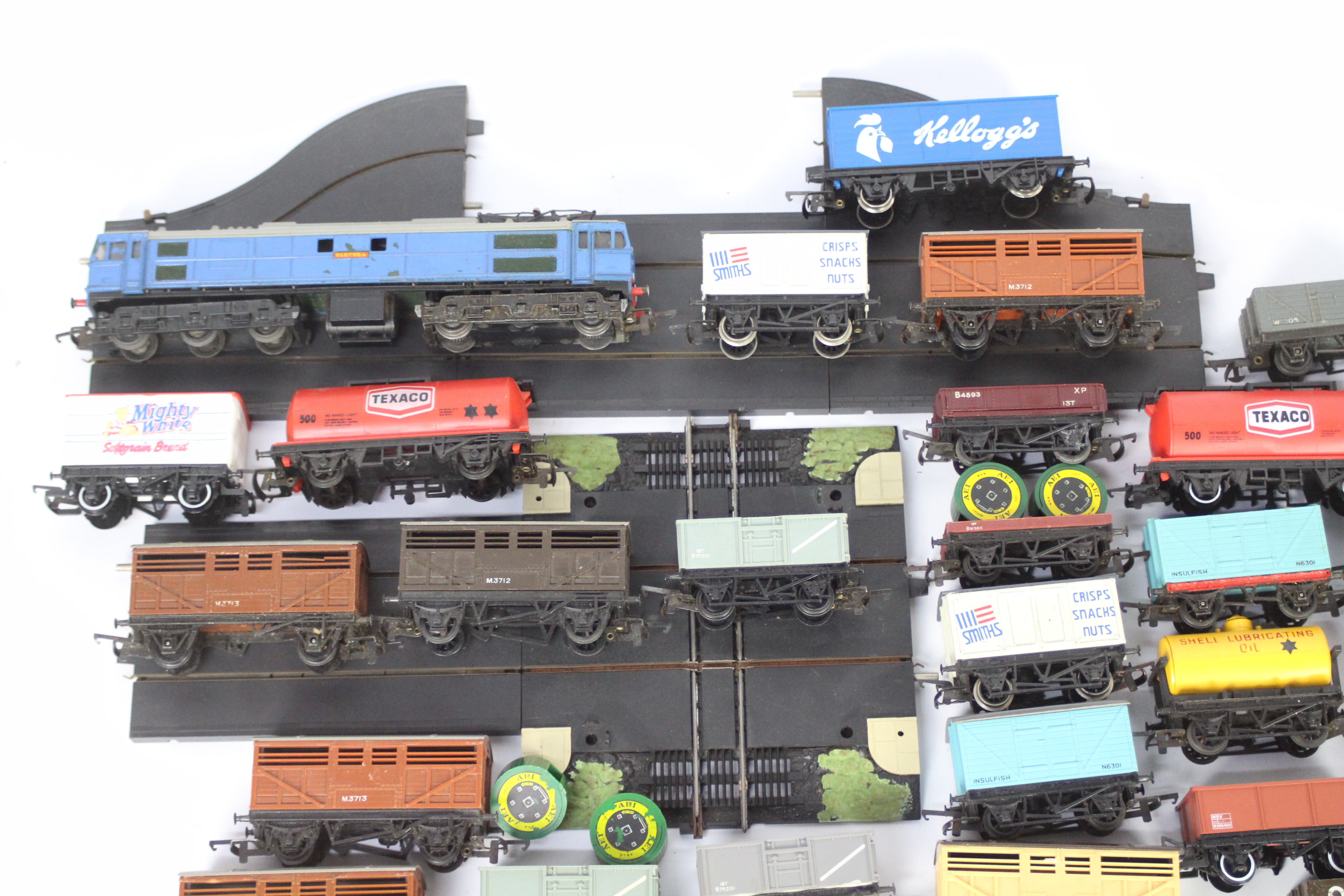 Hornby, Triang - 25 x unboxed Hornby and Triang OO gauge wagons, - Image 4 of 4