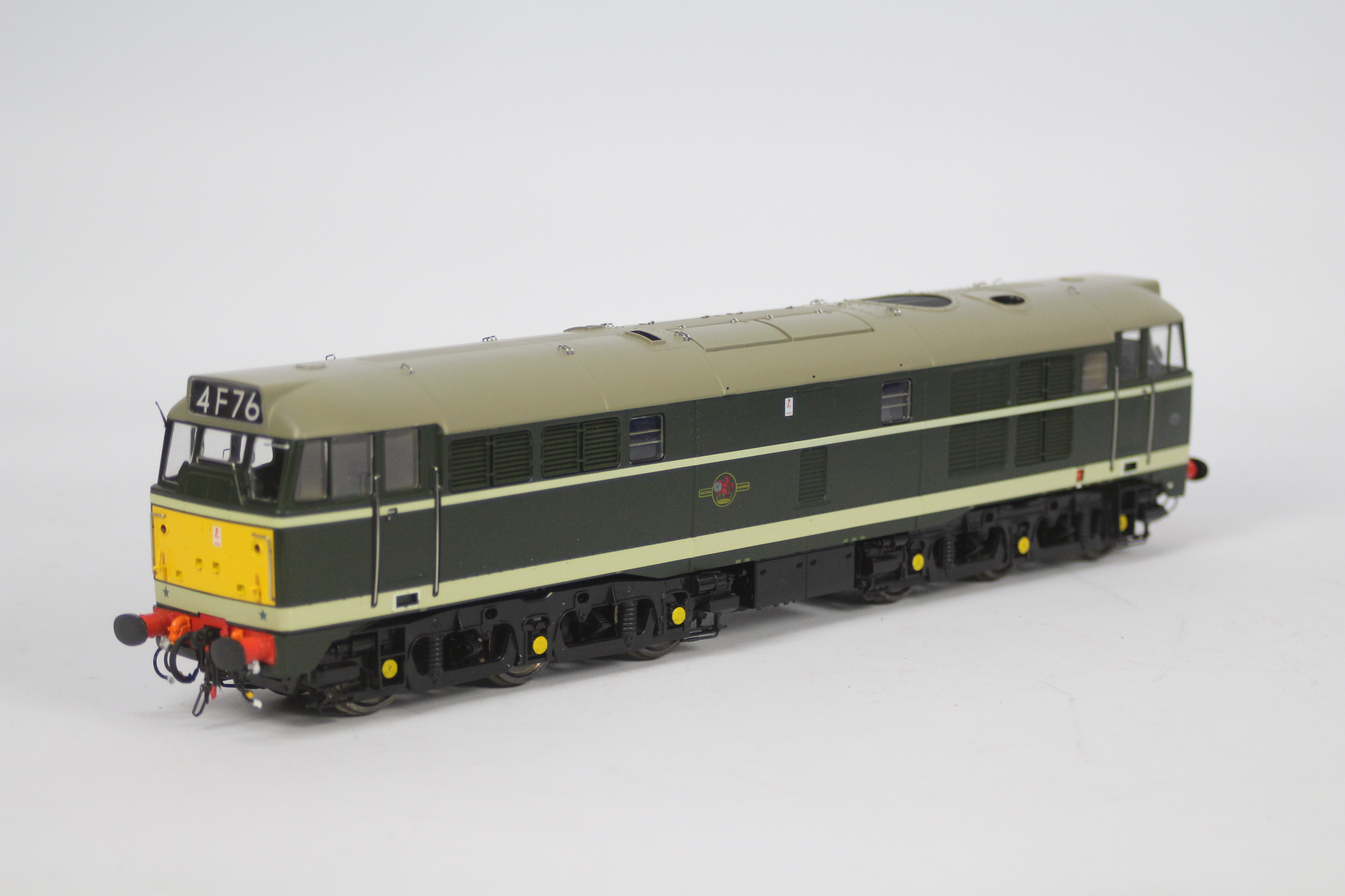 Heljan - an O gauge model BR class 31 diesel electric locomotive, green livery, # 31001, - Image 5 of 6