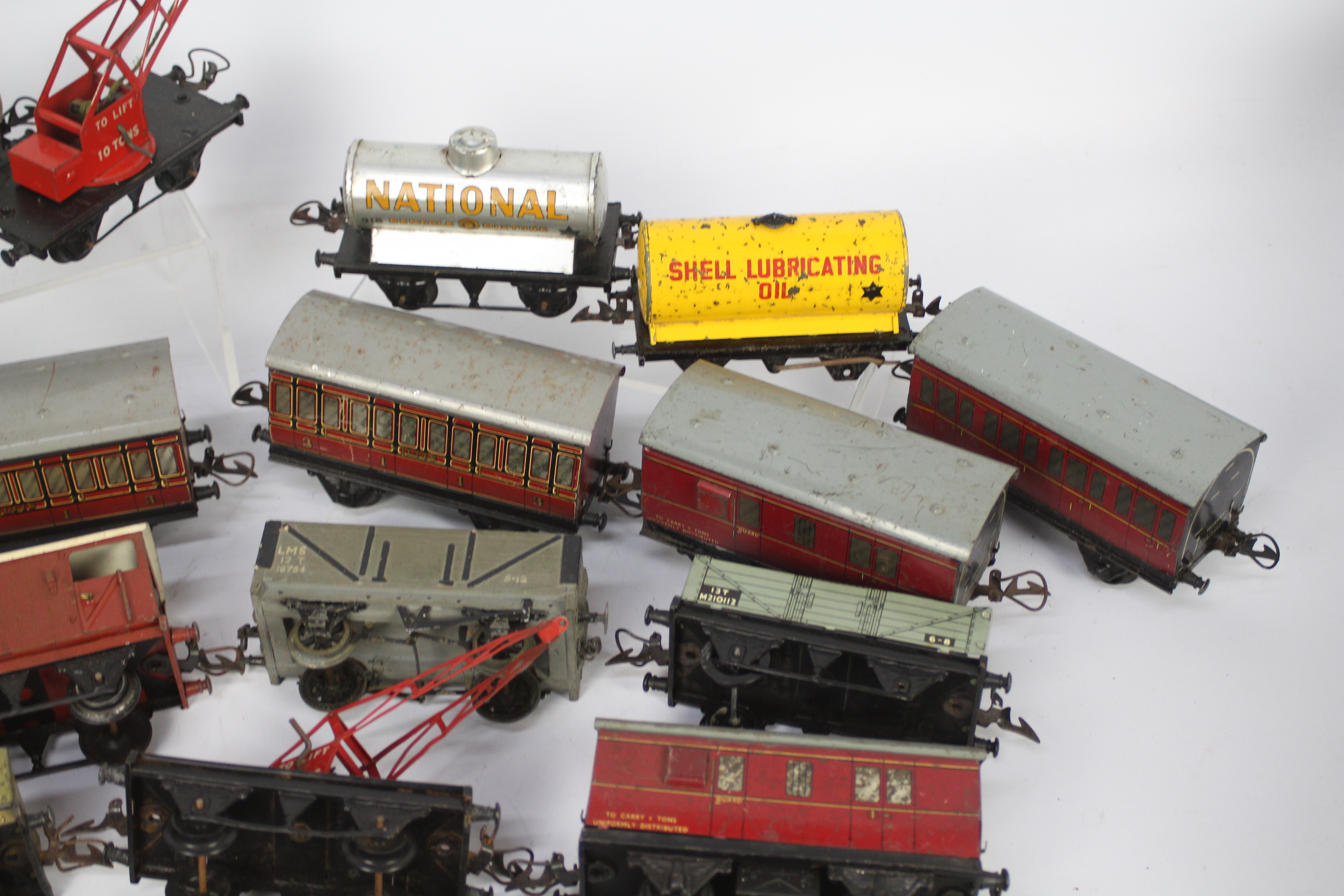 Hornby - A collection of 21 x O gauge tinplate wagons and coaches including 4 x tanker wagons, - Image 3 of 6
