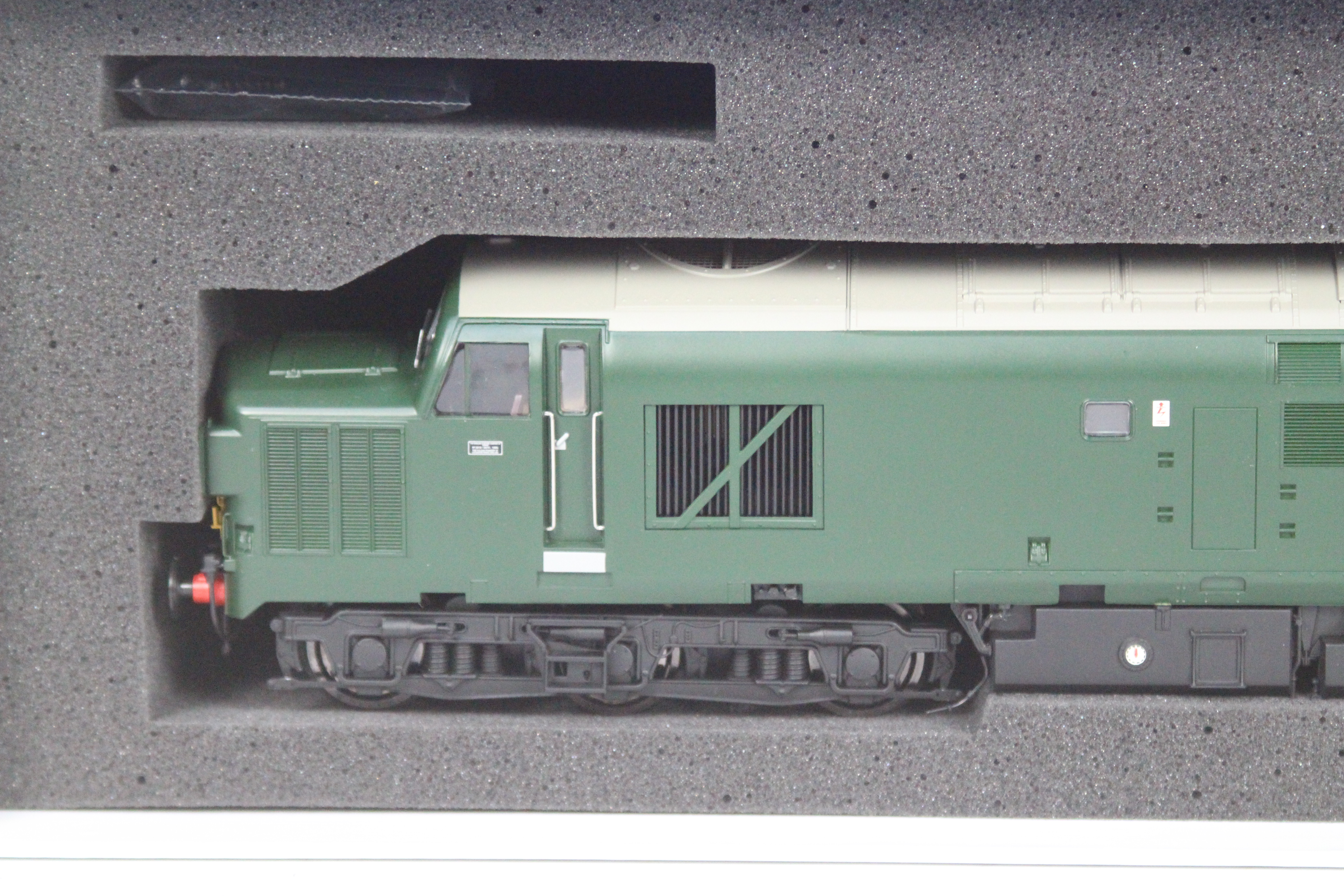 Heljan - an O gauge model BR class 37 diesel electric locomotive, green livery, - Image 3 of 4