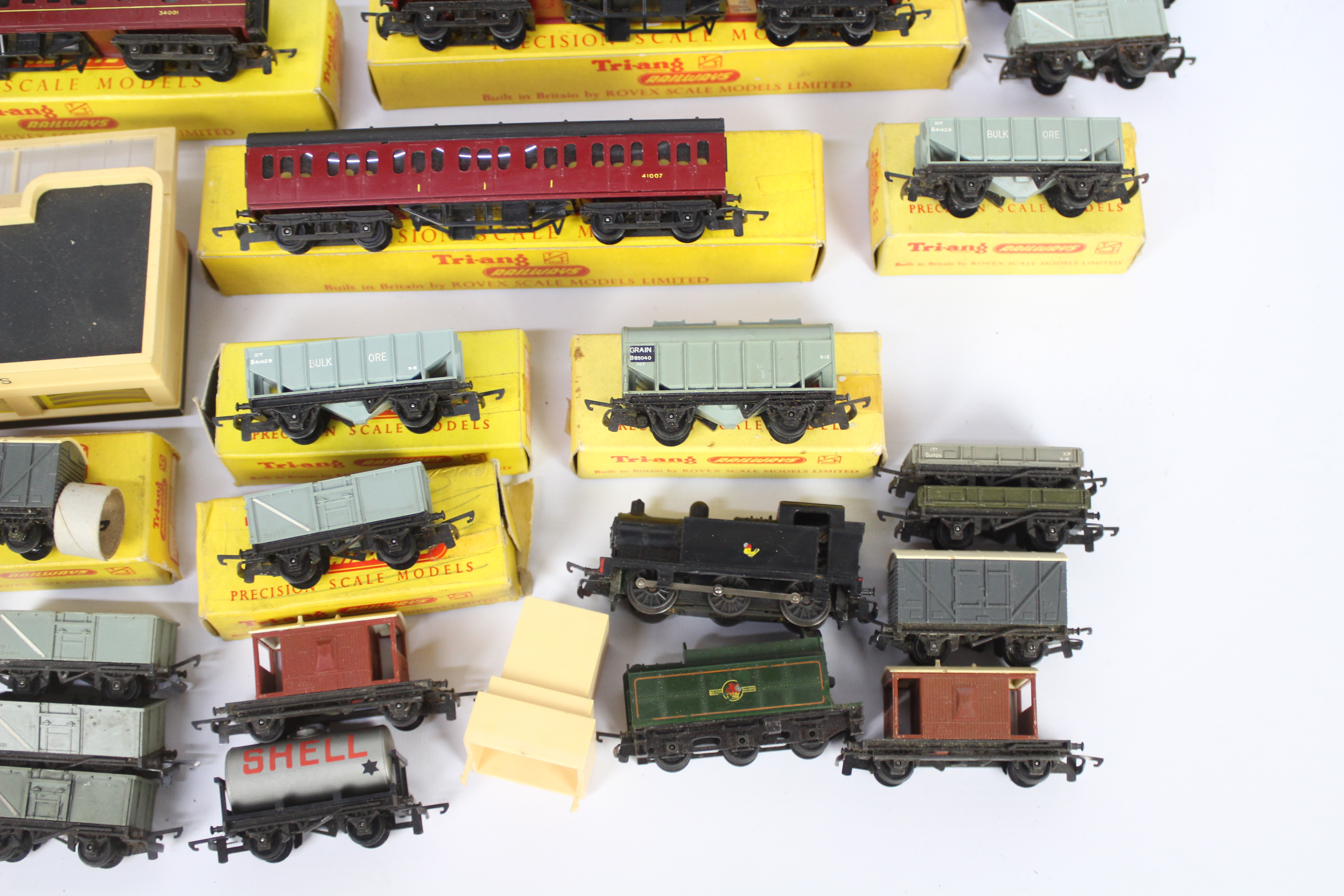 Triang - 12 x TT gauge model carriages, a factory sealed and non factory sealed accessories, - Image 5 of 5