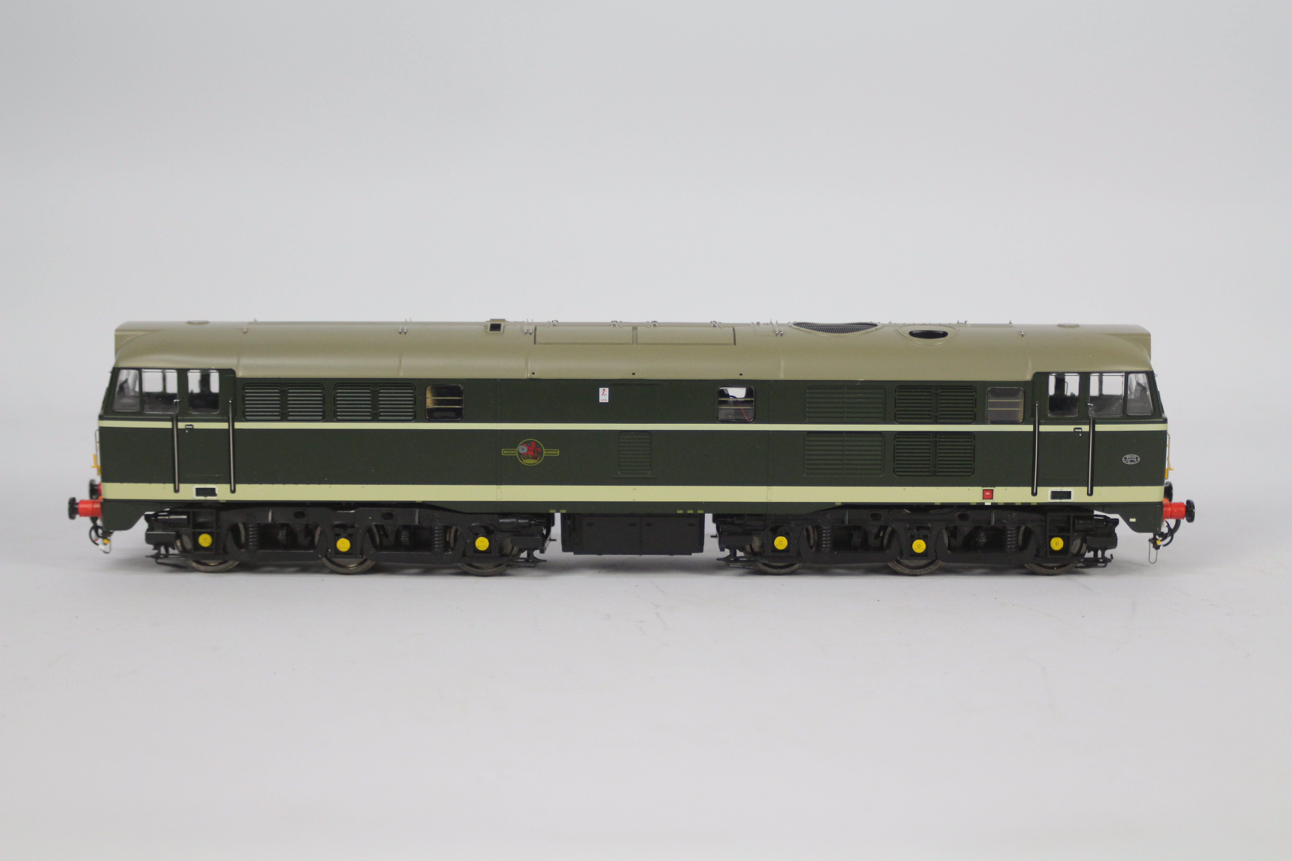 Heljan - an O gauge model BR class 31 diesel electric locomotive, green livery, # 31001, - Image 2 of 6