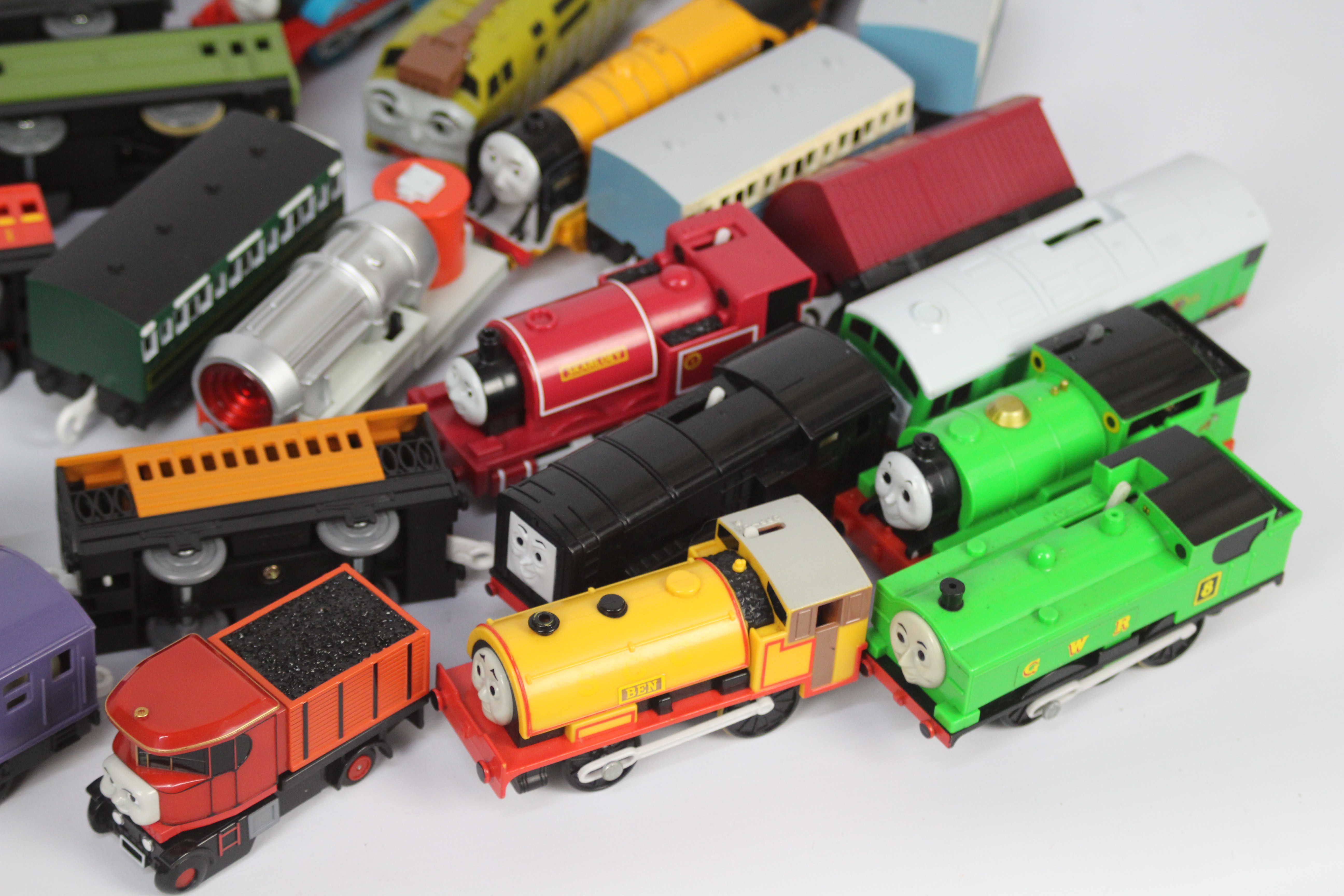 Tomy - Thomas & Friends. An excess of 40 plastic model trains (battery powered) and carriages. - Image 4 of 4