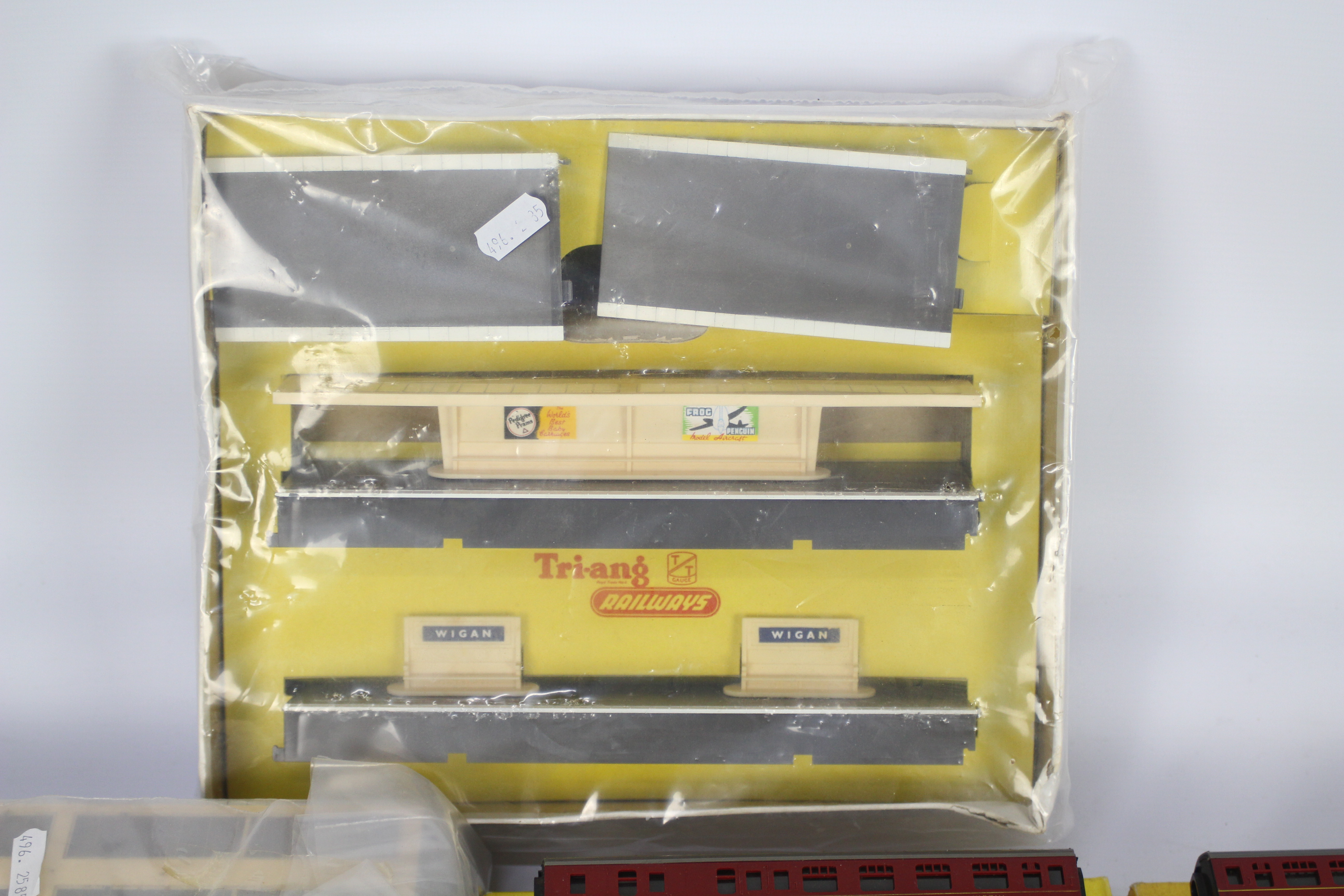 Triang - 12 x TT gauge model carriages, a factory sealed and non factory sealed accessories, - Image 3 of 5