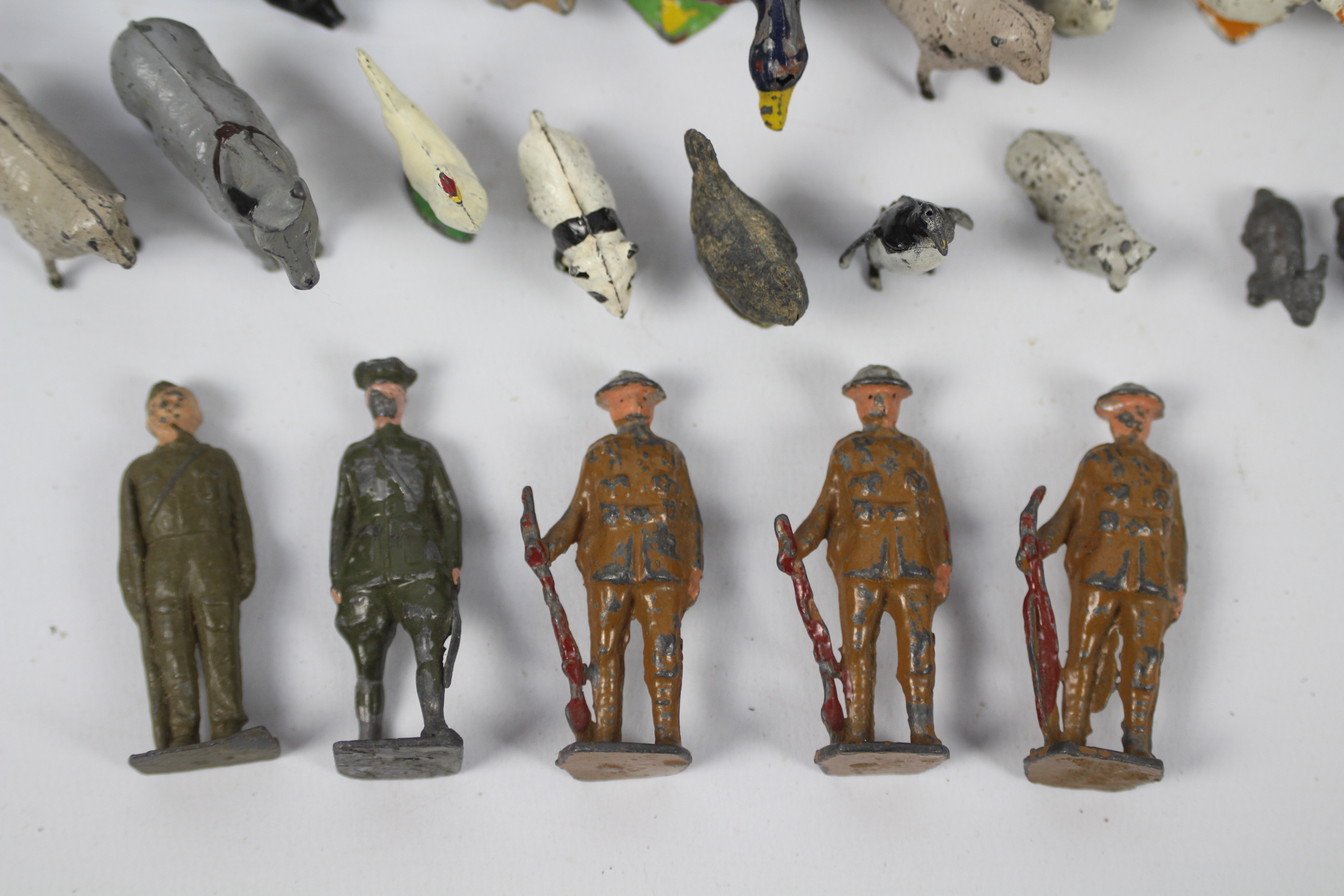 Britains - A collection of 39 x mostly Britains metal farm and zoo animals and 6 x figures - Image 2 of 6