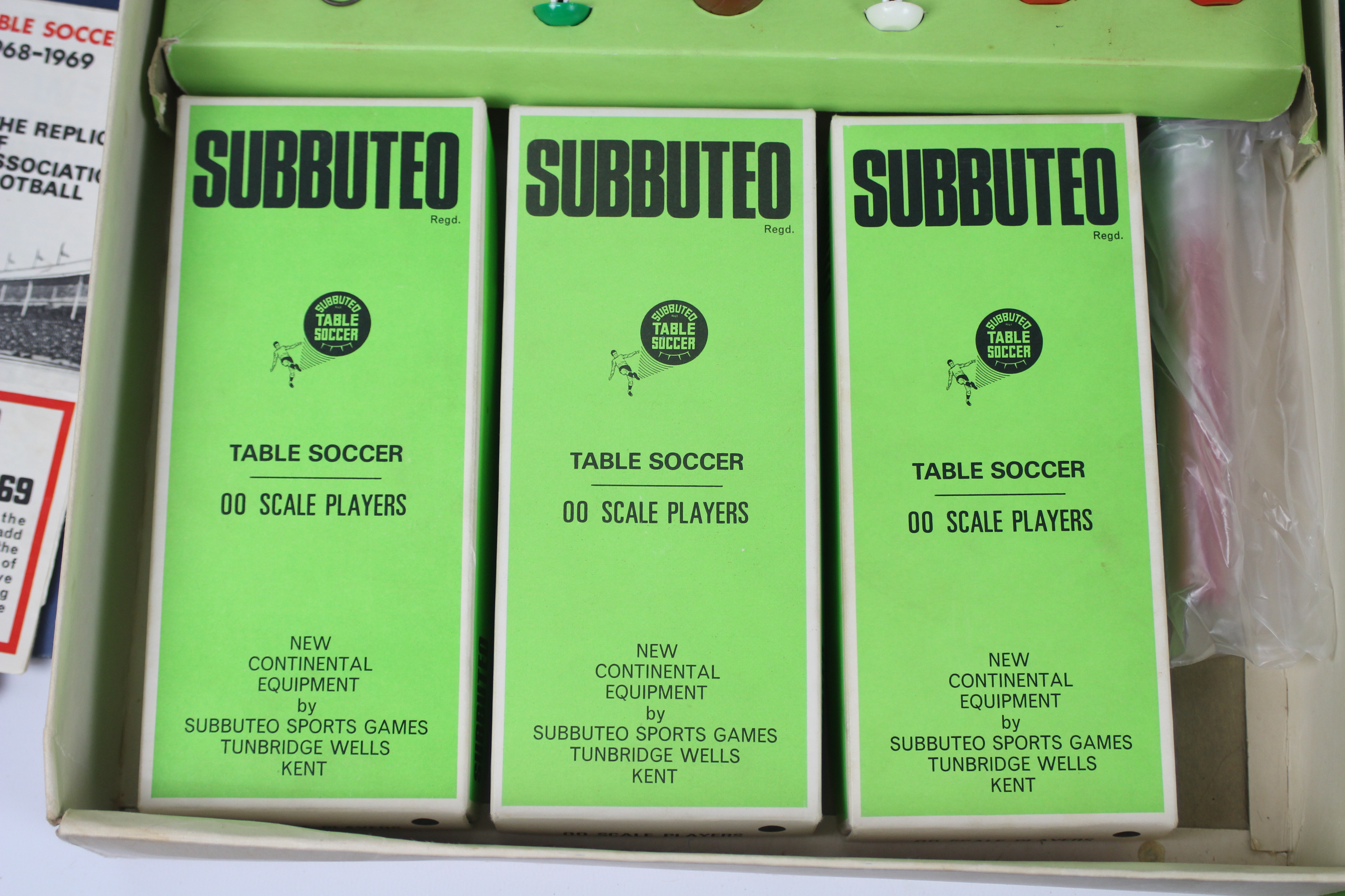 Subbuteo - A boxed Subbuteo Continental Club Edition set with a boxed Manchester City team and a - Image 9 of 11