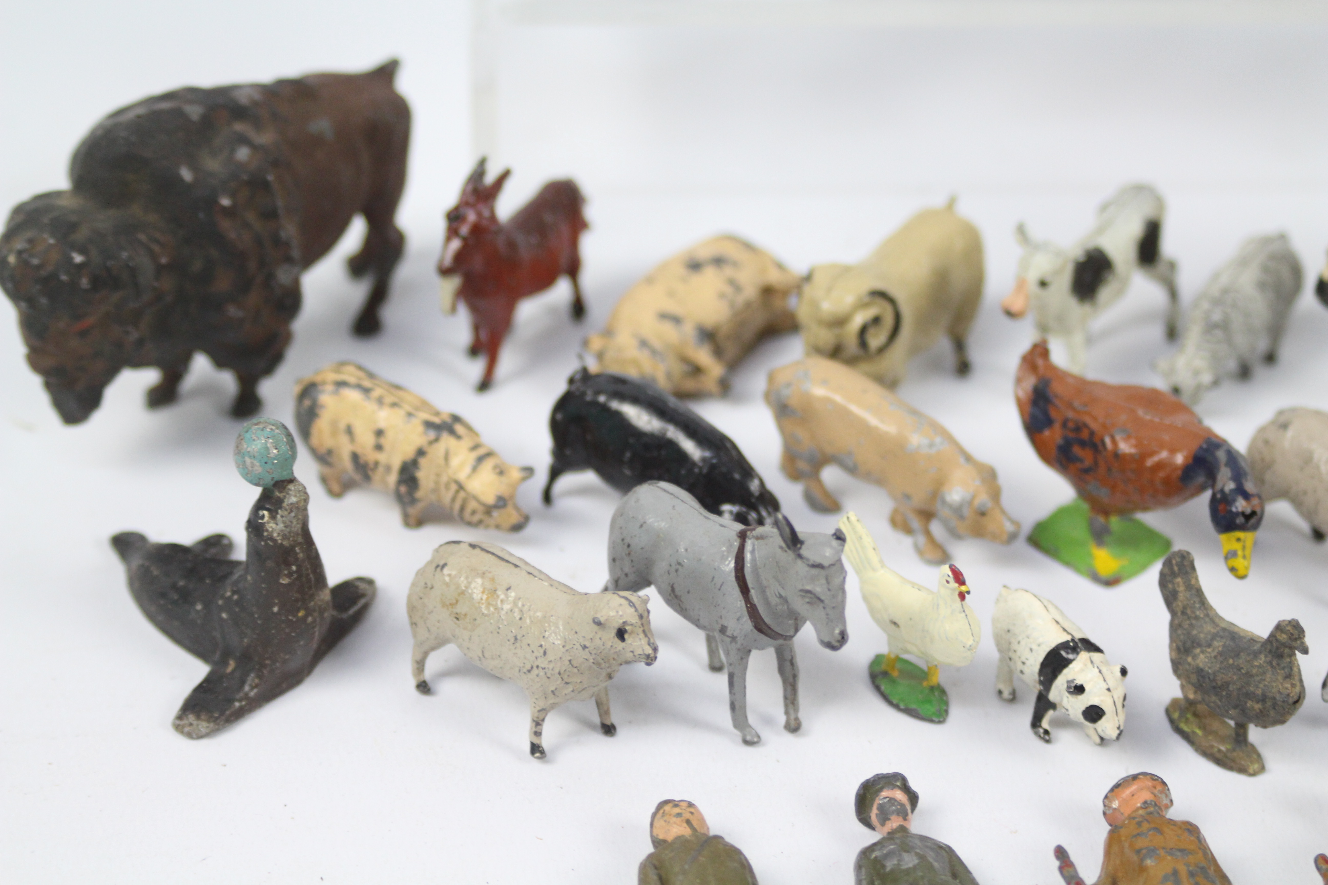 Britains - A collection of 39 x mostly Britains metal farm and zoo animals and 6 x figures - Image 5 of 6