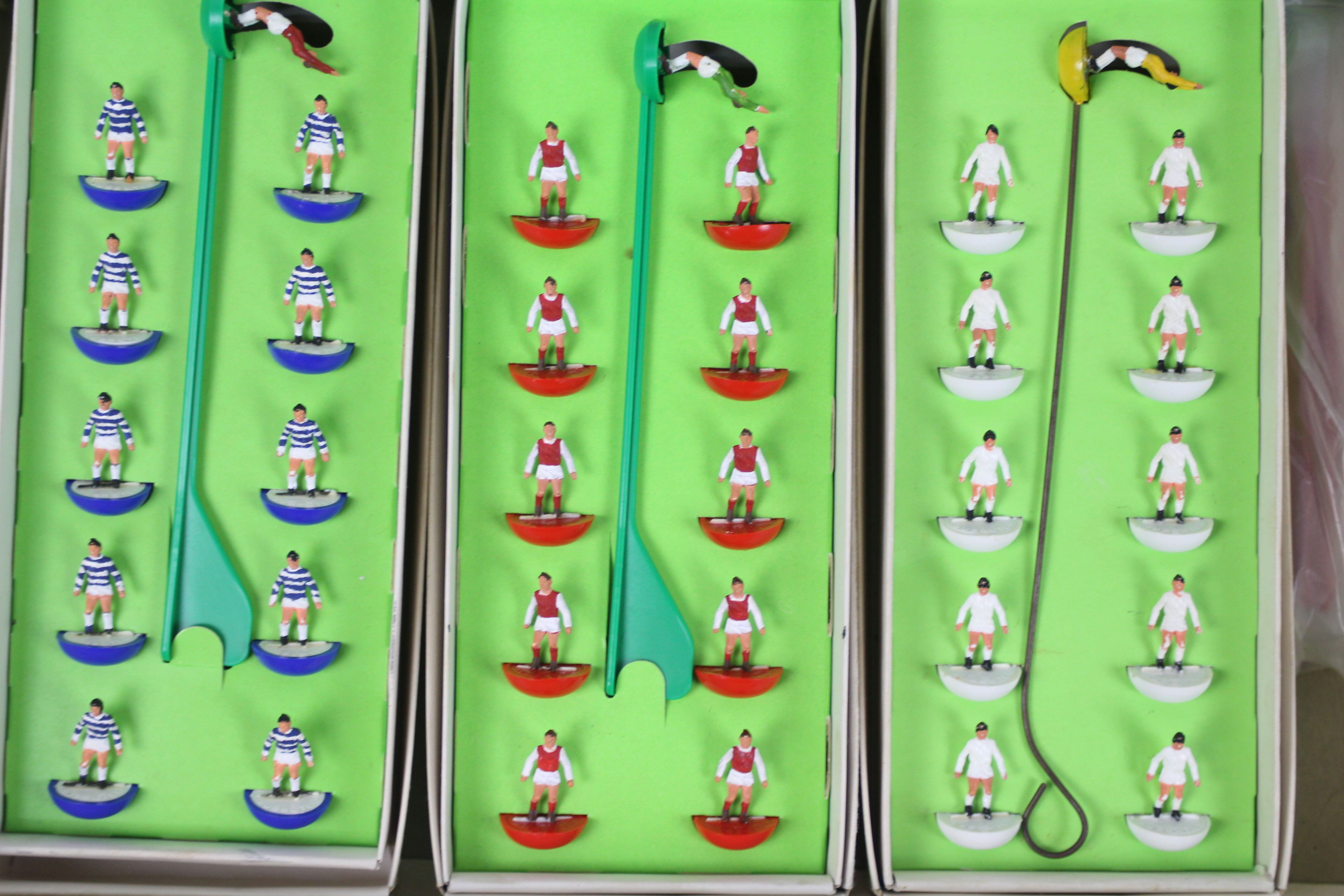 Subbuteo - A boxed Subbuteo Continental Club Edition set with a boxed Manchester City team and a - Image 4 of 11