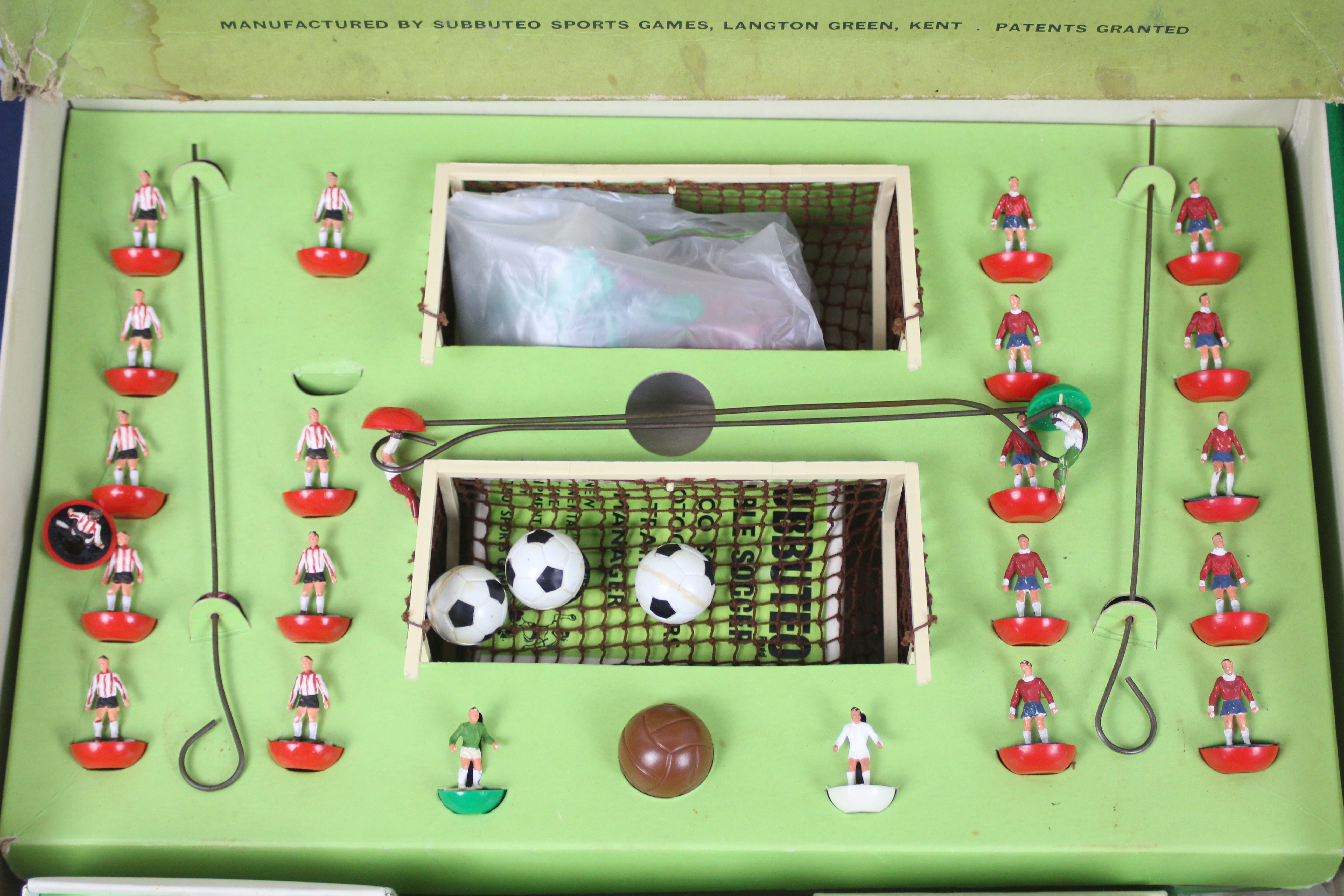 Subbuteo - A boxed Subbuteo Continental Club Edition set with a boxed Manchester City team and a - Image 7 of 11