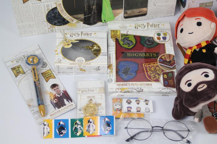 Harry Potter - 9 x boxed and unboxed Harry Potter Wizarding World items and Harry Potter soft toys - Image 2 of 4