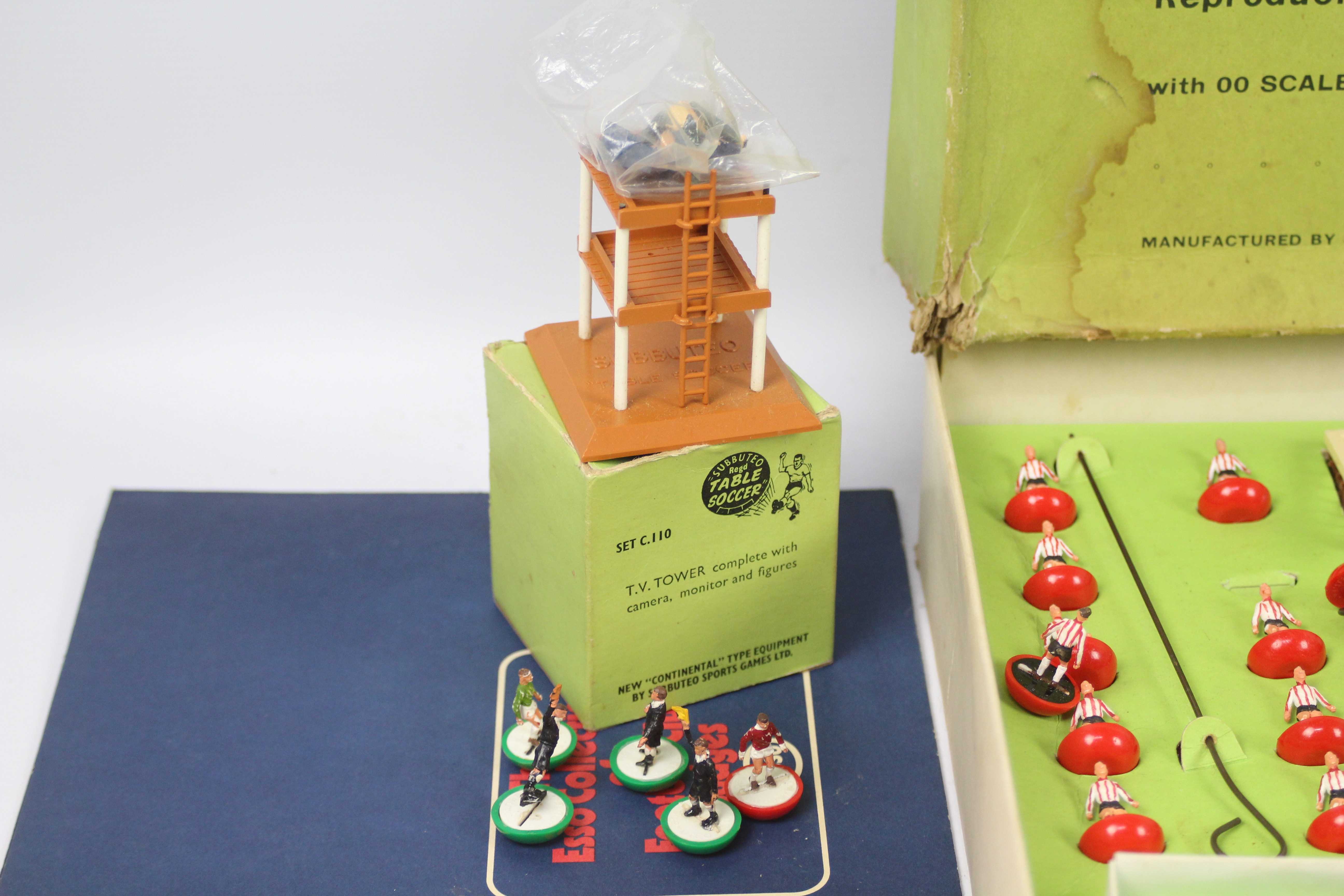 Subbuteo - A boxed Subbuteo Continental Club Edition set with a boxed Manchester City team and a - Image 8 of 11