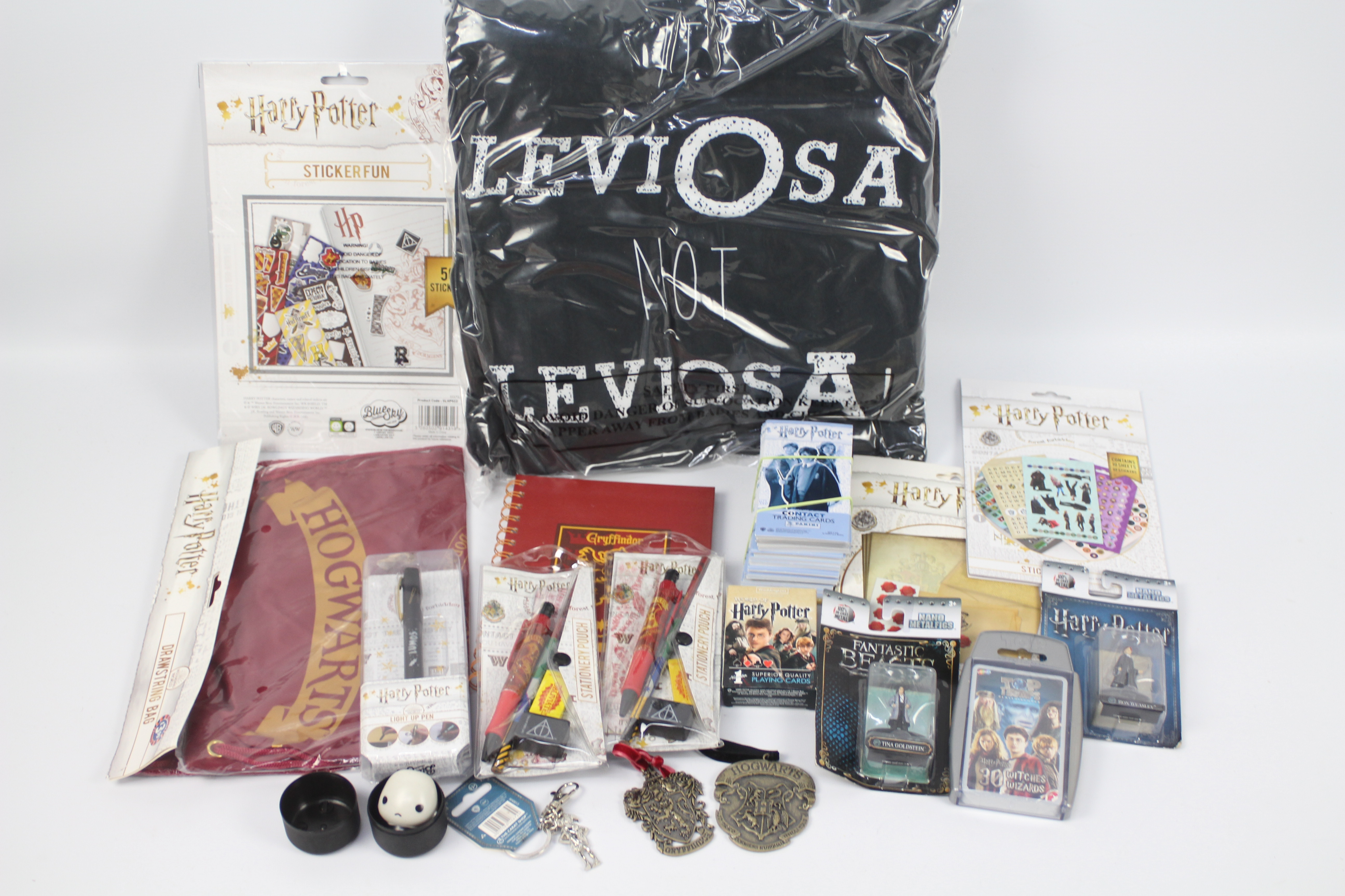 Wizarding World - A collection of 18 x boxed and unboxed Harry Potter and Fantastic Beasts items -