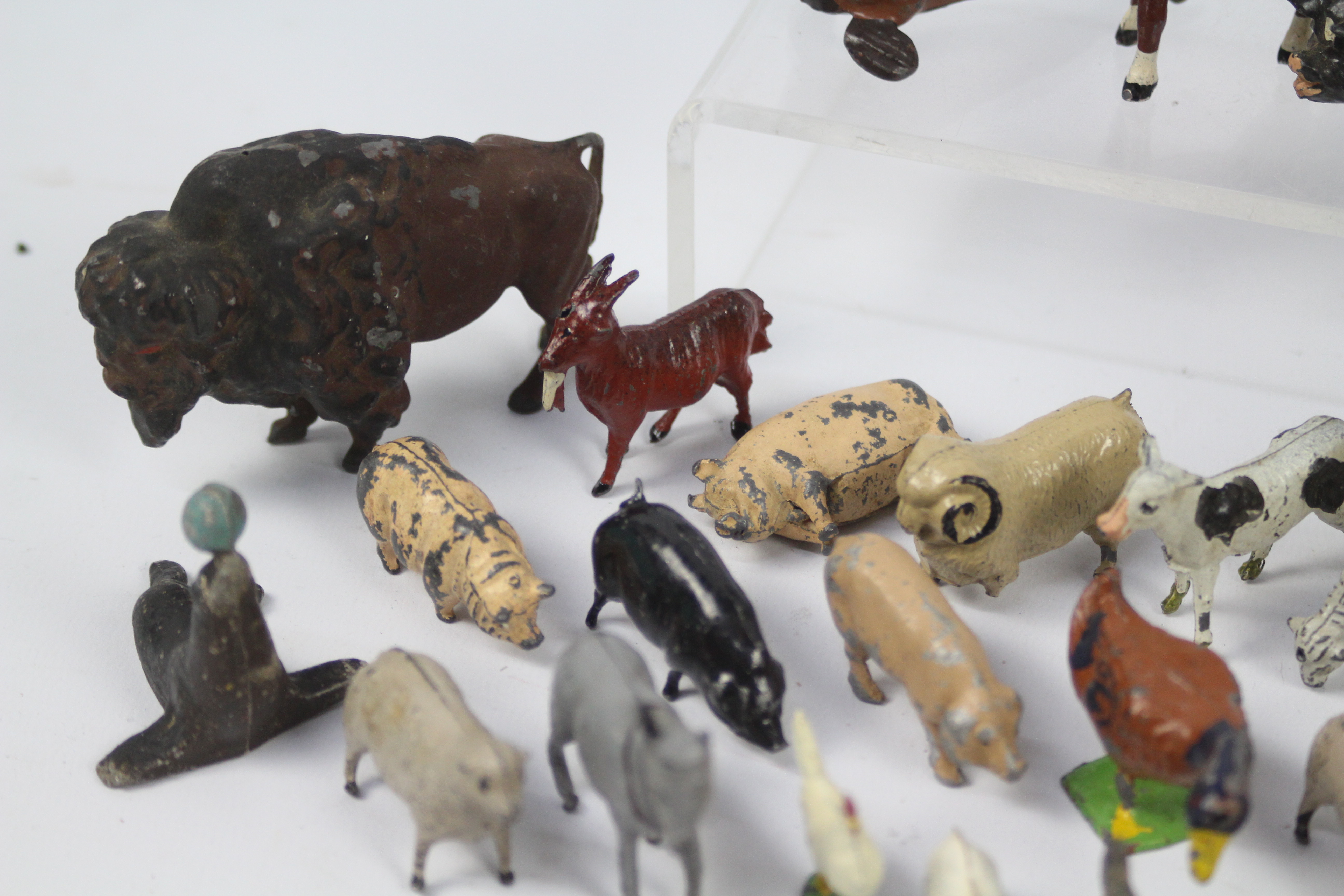 Britains - A collection of 39 x mostly Britains metal farm and zoo animals and 6 x figures - Image 6 of 6