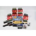 Hornby - Dublo - A collection of rolling stock and accessories including 9 x boxed Bulk Grain