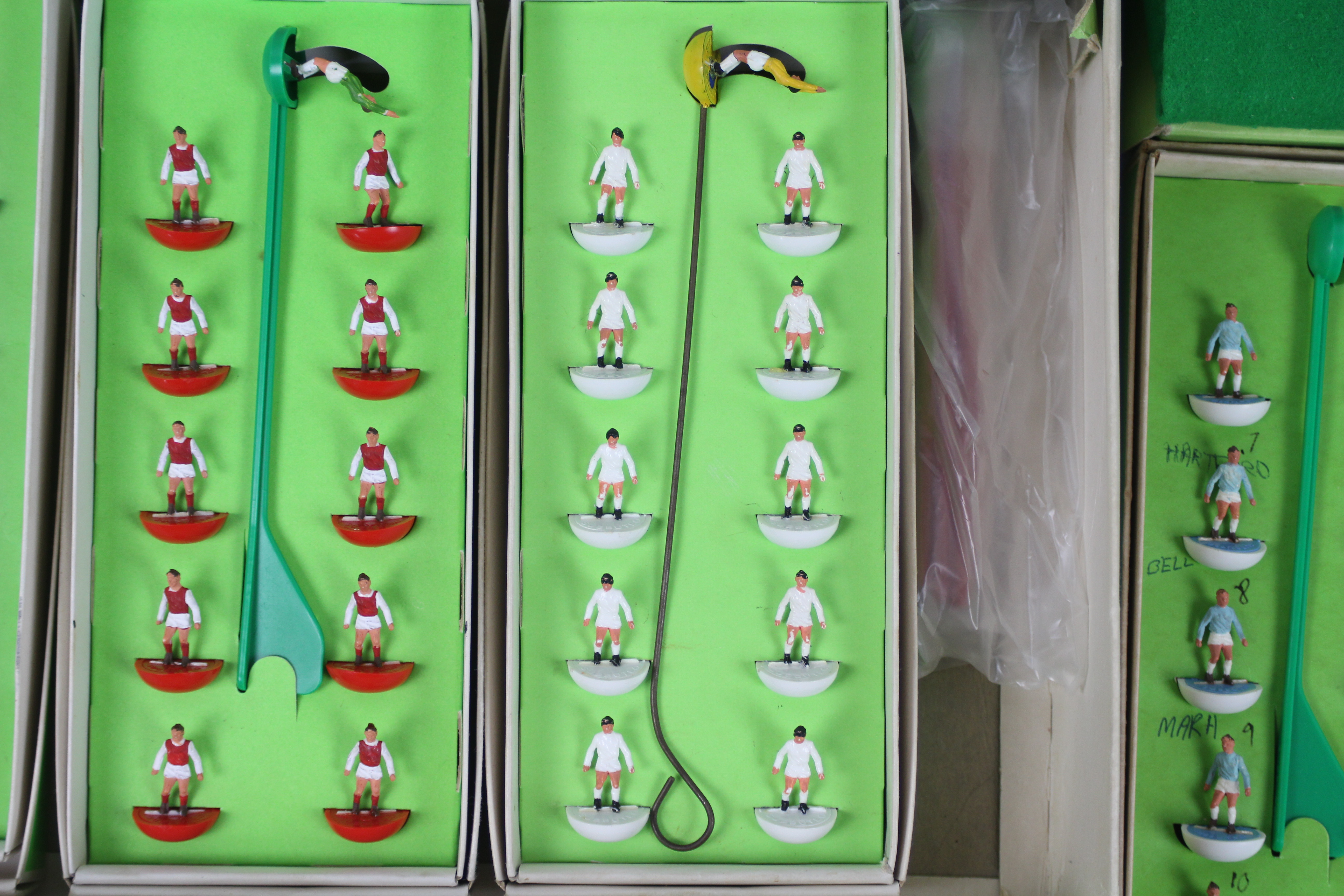 Subbuteo - A boxed Subbuteo Continental Club Edition set with a boxed Manchester City team and a - Image 5 of 11