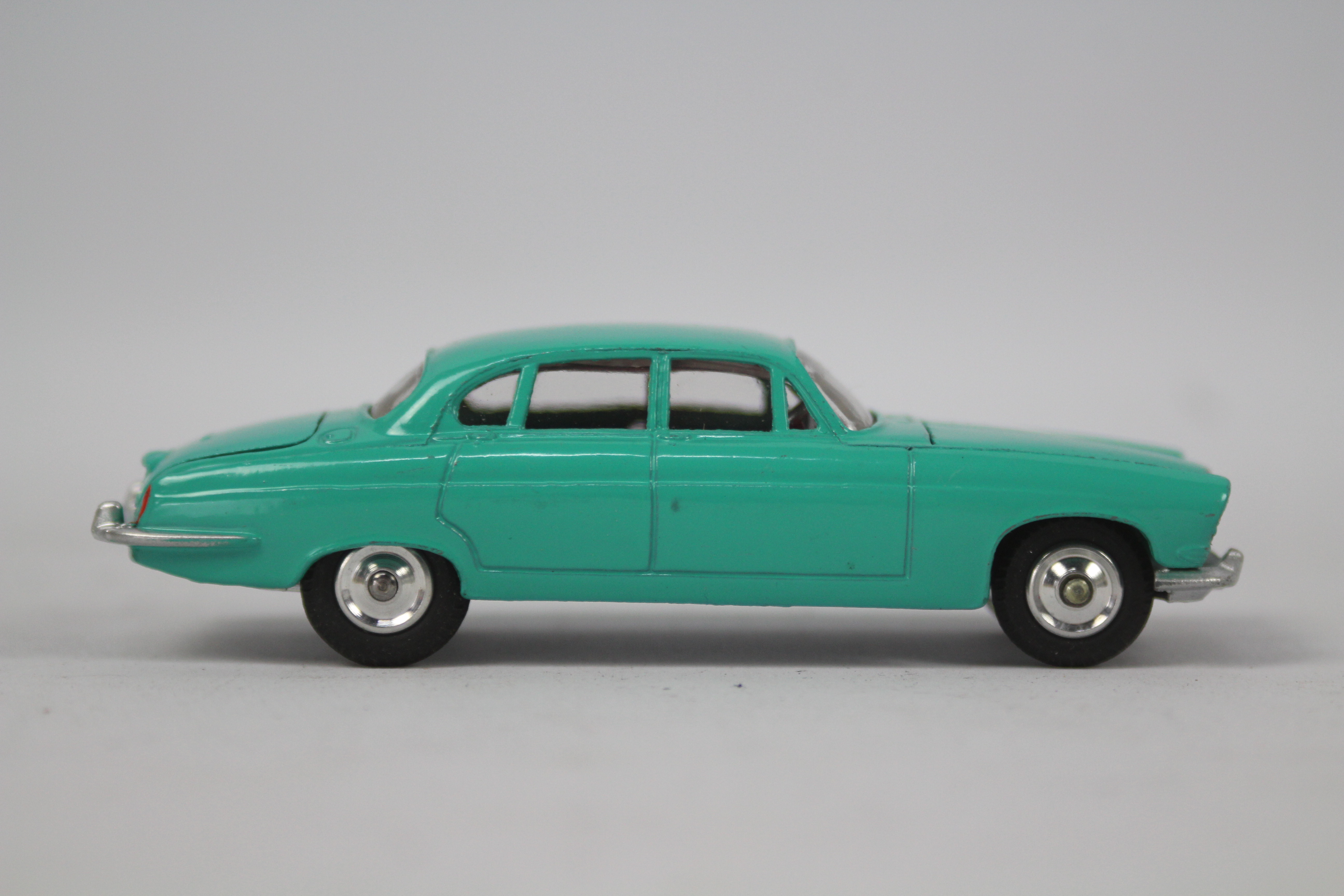 Corgi - Jaguar MkX, sea green body with red interior and spun hubs, luggage in trunk, - Image 3 of 6