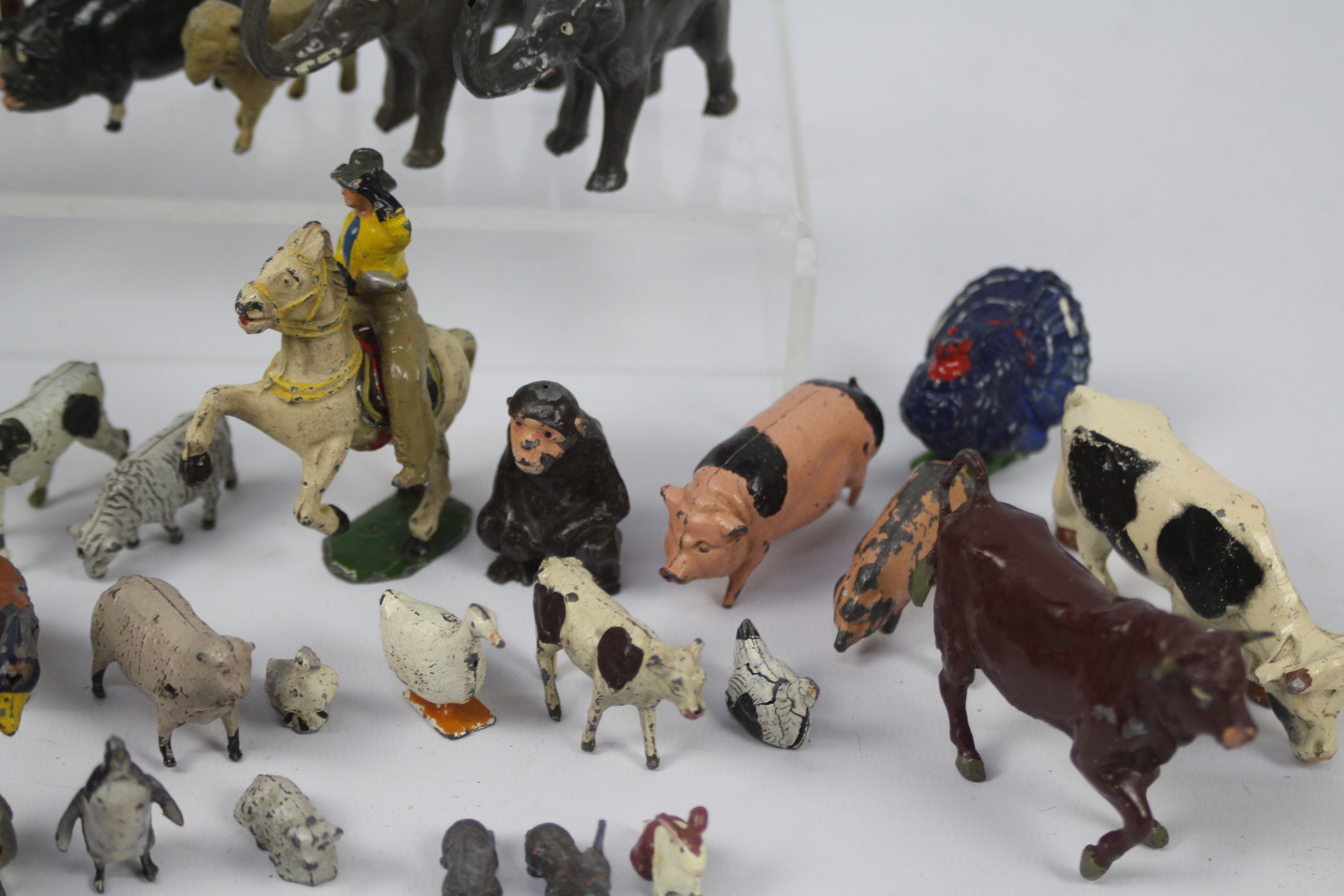 Britains - A collection of 39 x mostly Britains metal farm and zoo animals and 6 x figures - Image 4 of 6