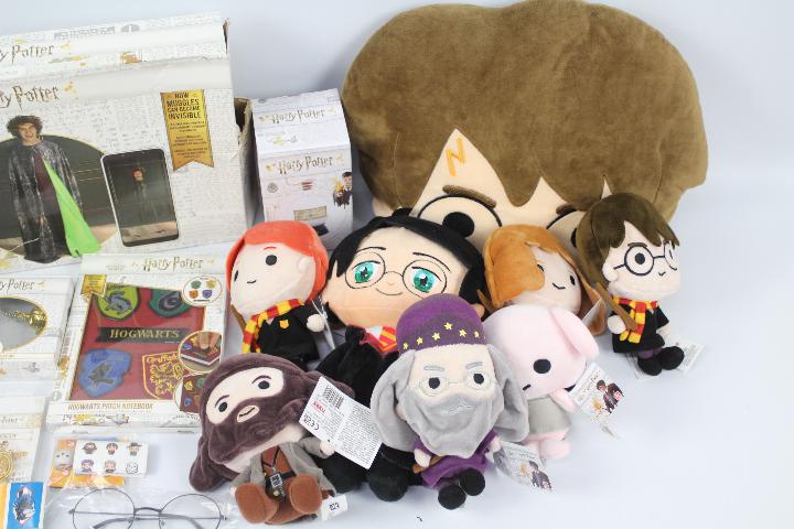 Harry Potter - 9 x boxed and unboxed Harry Potter Wizarding World items and Harry Potter soft toys - Image 4 of 4