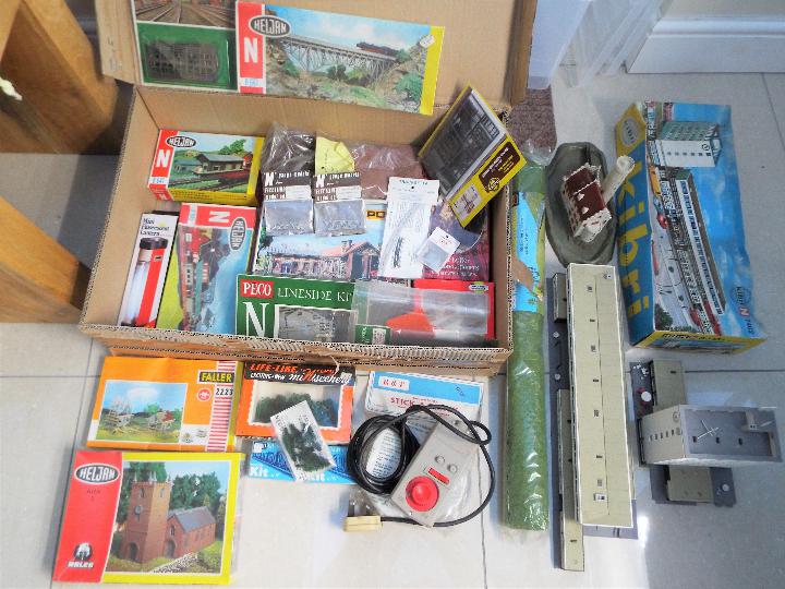 N Gauge Scenics - a mixed lot of scenics and much more,