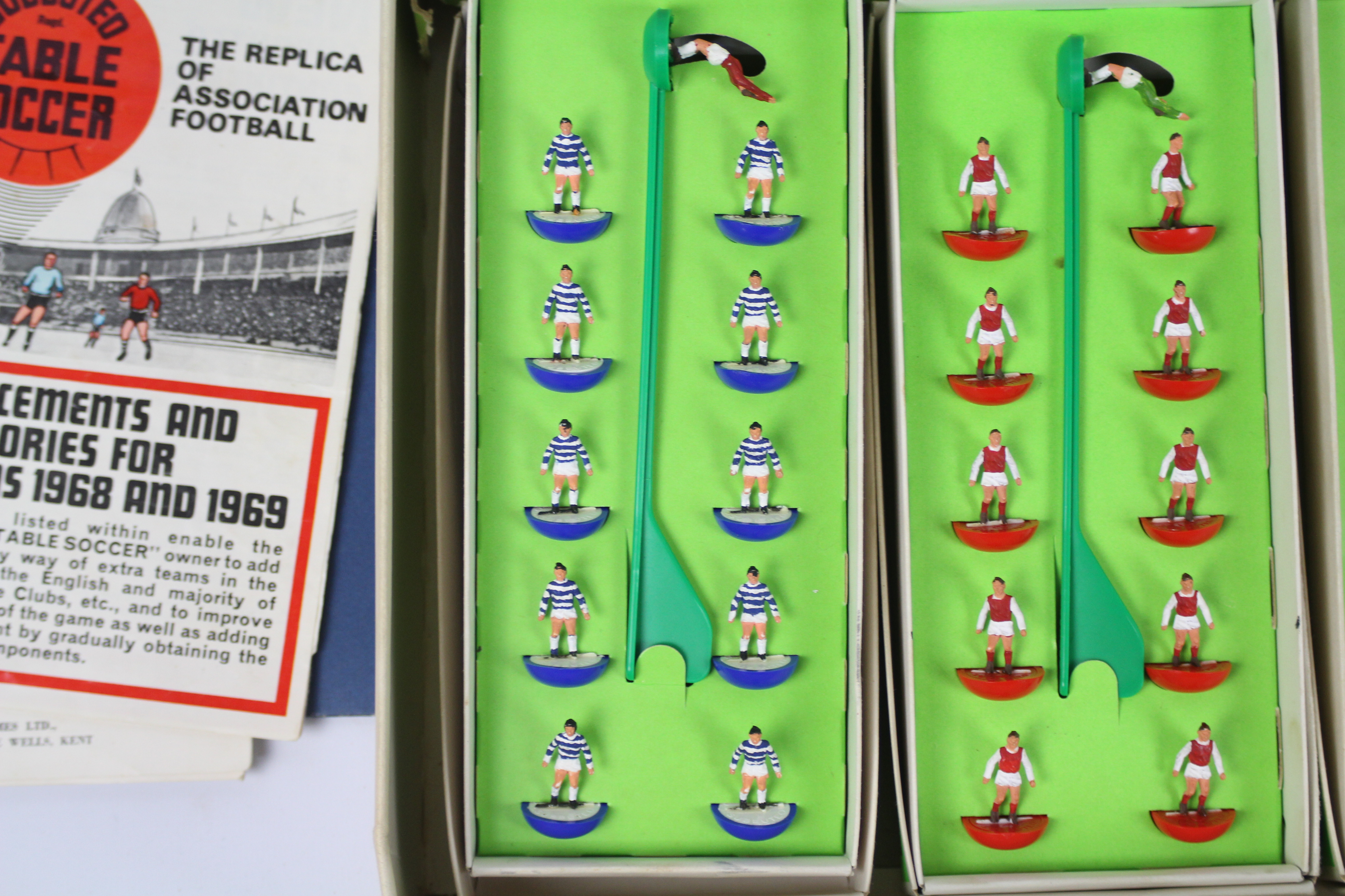 Subbuteo - A boxed Subbuteo Continental Club Edition set with a boxed Manchester City team and a - Image 3 of 11
