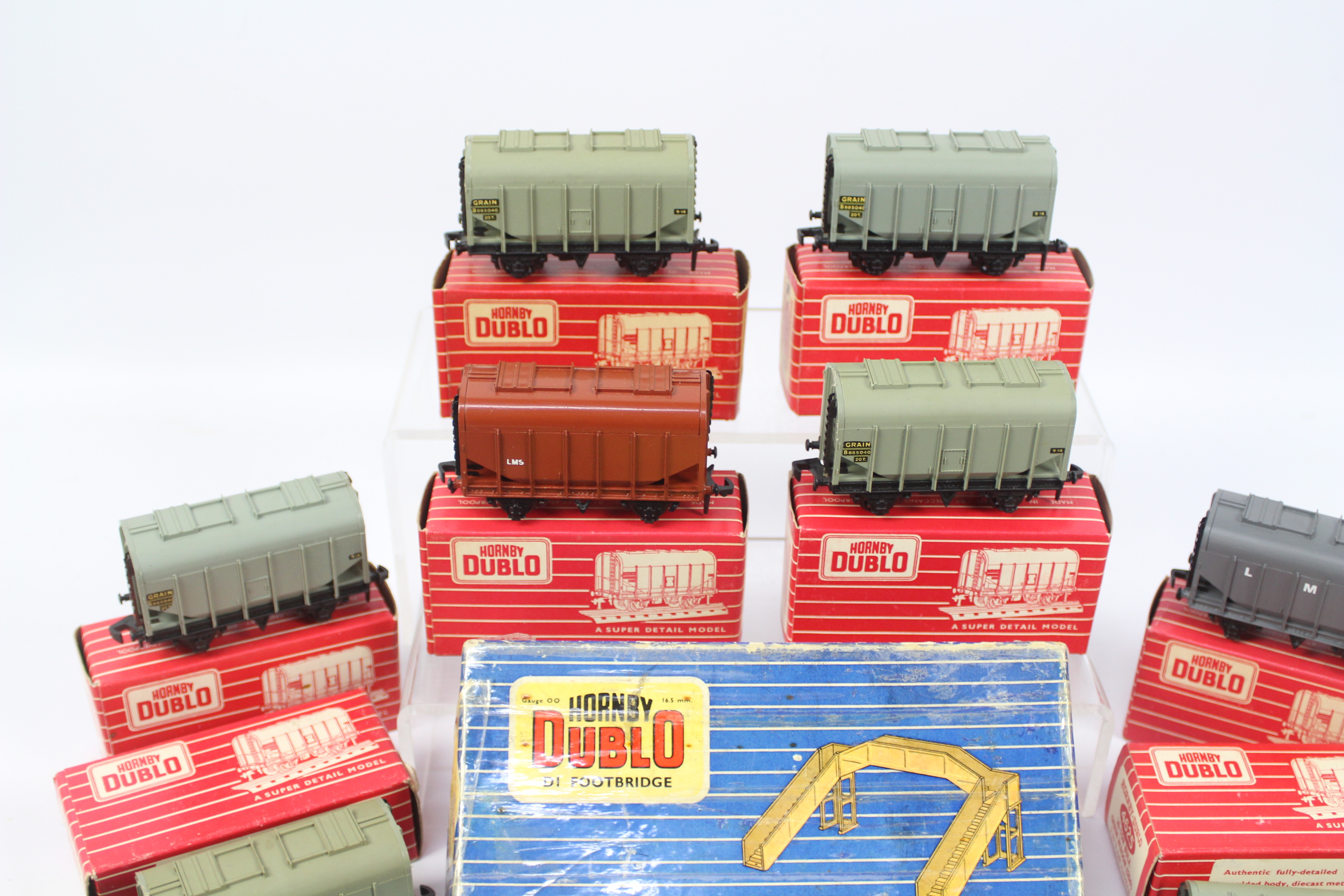 Hornby - Dublo - A collection of rolling stock and accessories including 9 x boxed Bulk Grain - Image 3 of 3