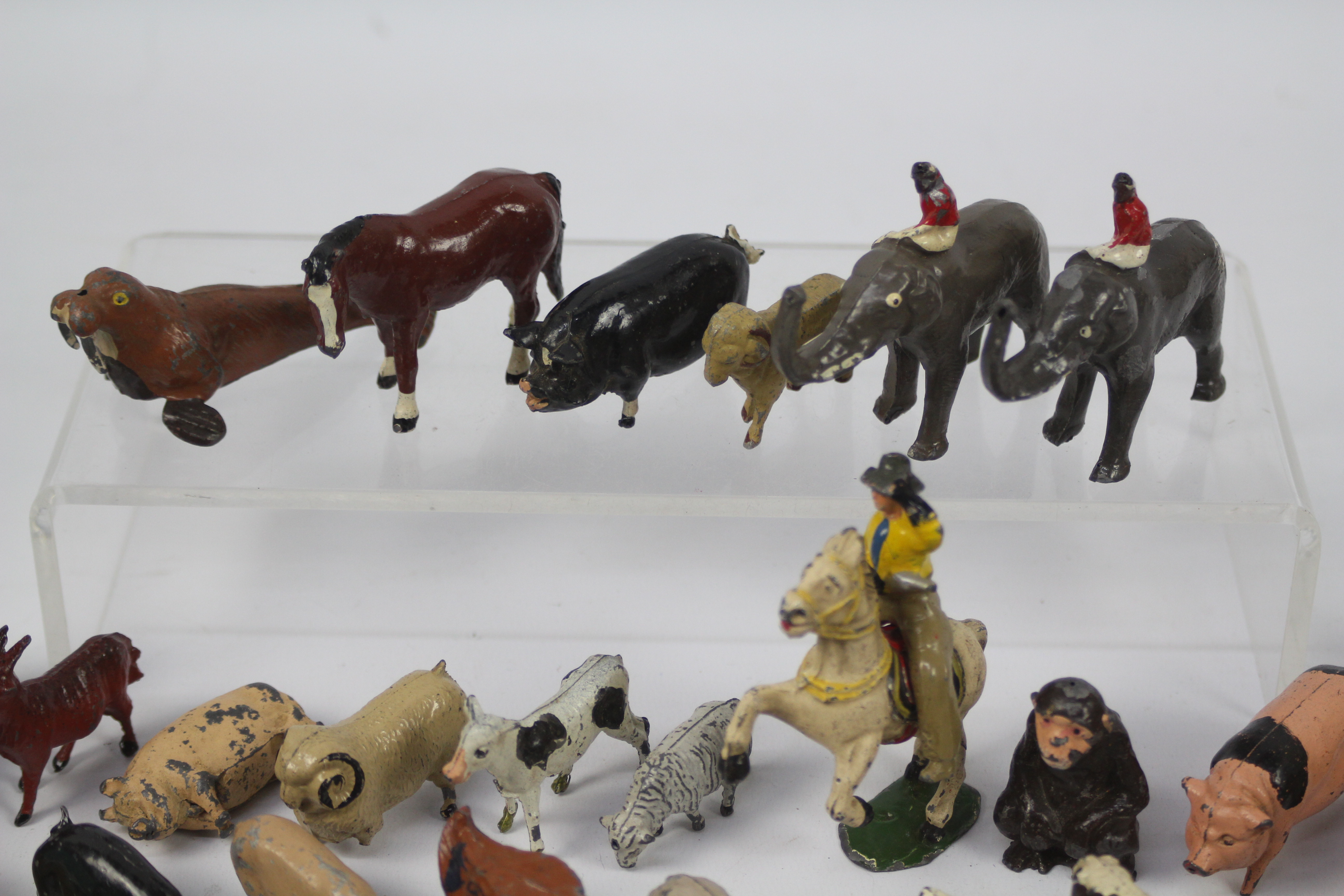 Britains - A collection of 39 x mostly Britains metal farm and zoo animals and 6 x figures - Image 3 of 6