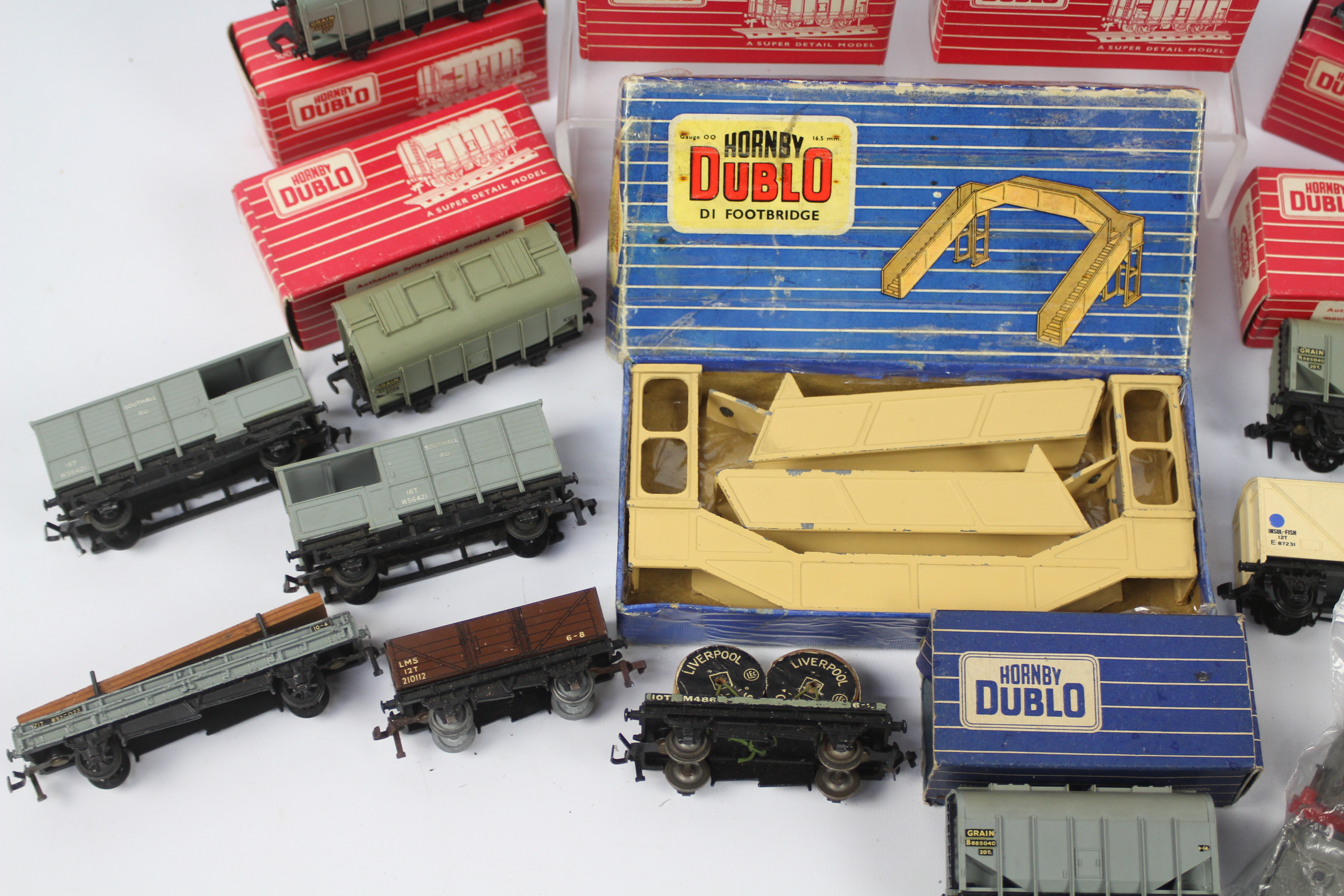 Hornby - Dublo - A collection of rolling stock and accessories including 9 x boxed Bulk Grain - Image 2 of 3