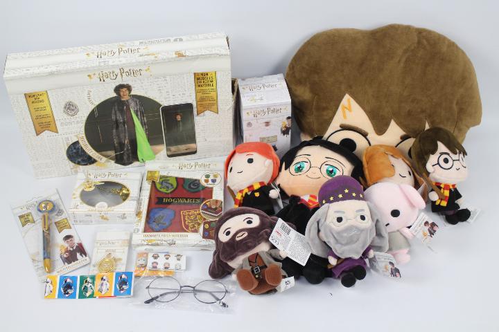 Harry Potter - 9 x boxed and unboxed Harry Potter Wizarding World items and Harry Potter soft toys