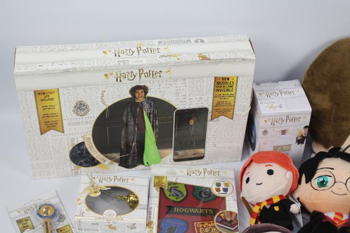 Harry Potter - 9 x boxed and unboxed Harry Potter Wizarding World items and Harry Potter soft toys - Image 3 of 4