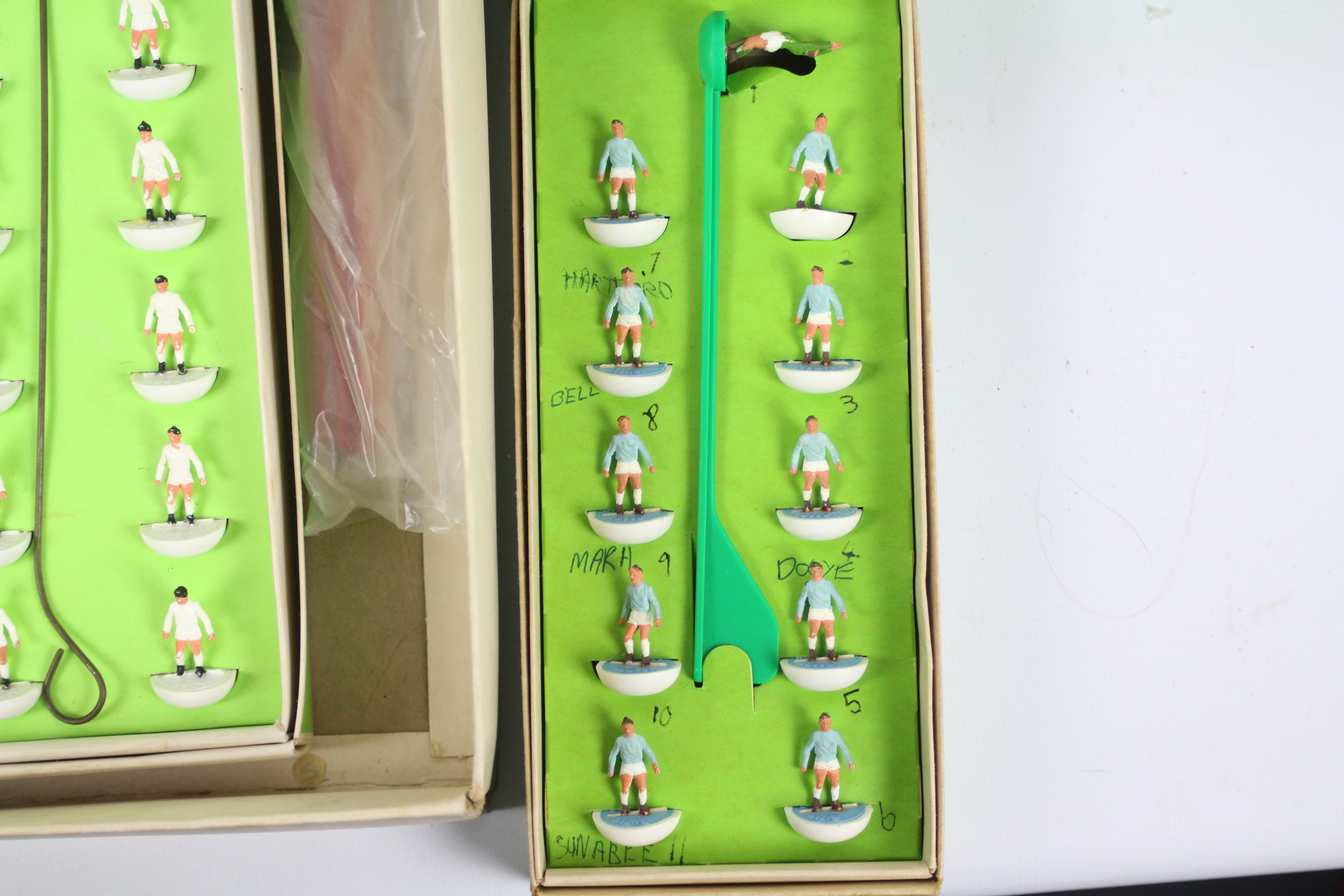 Subbuteo - A boxed Subbuteo Continental Club Edition set with a boxed Manchester City team and a - Image 6 of 11