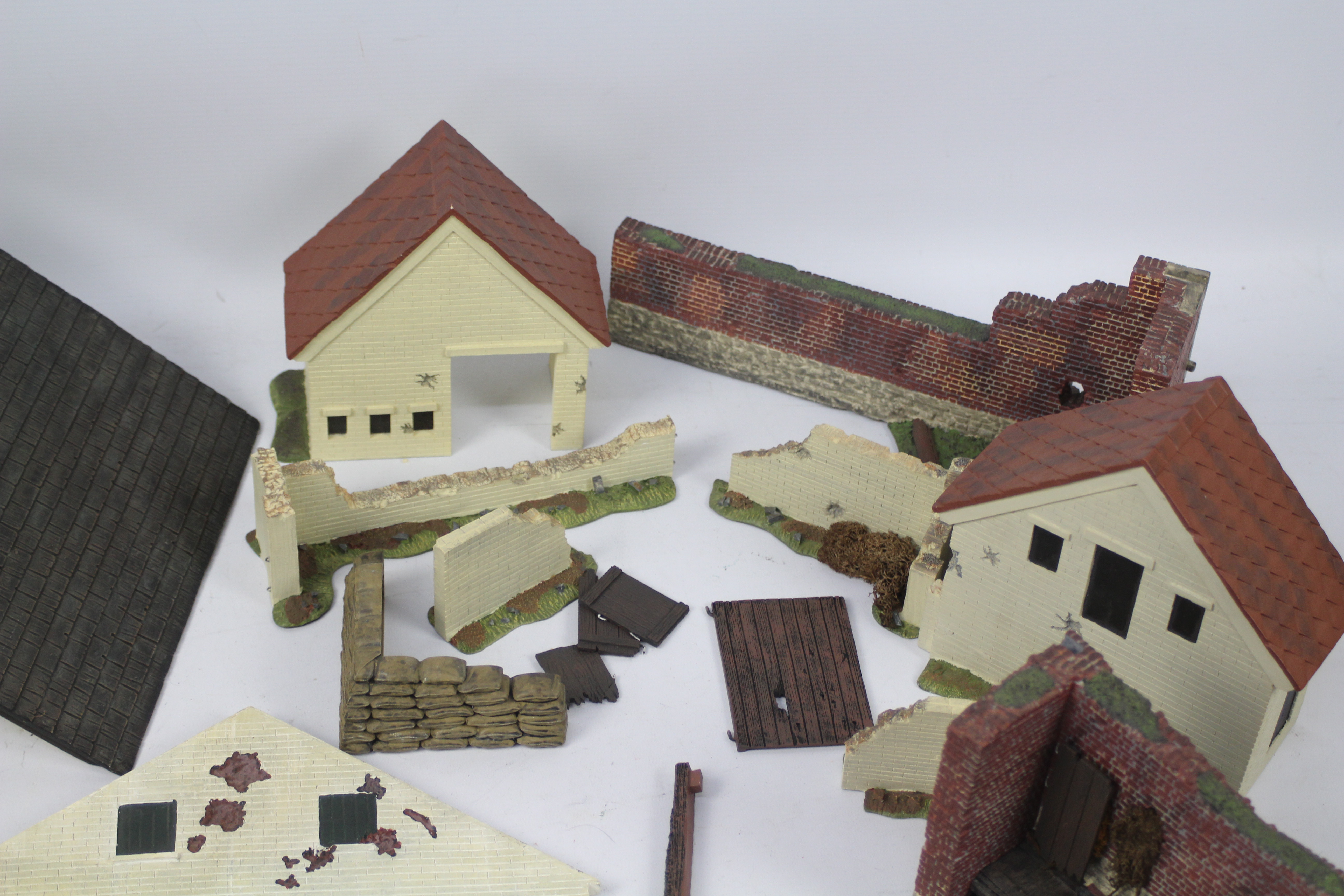 Britains - A quantity of unboxed Britains (Made in China 2000) building parts and scenic. - Image 3 of 4