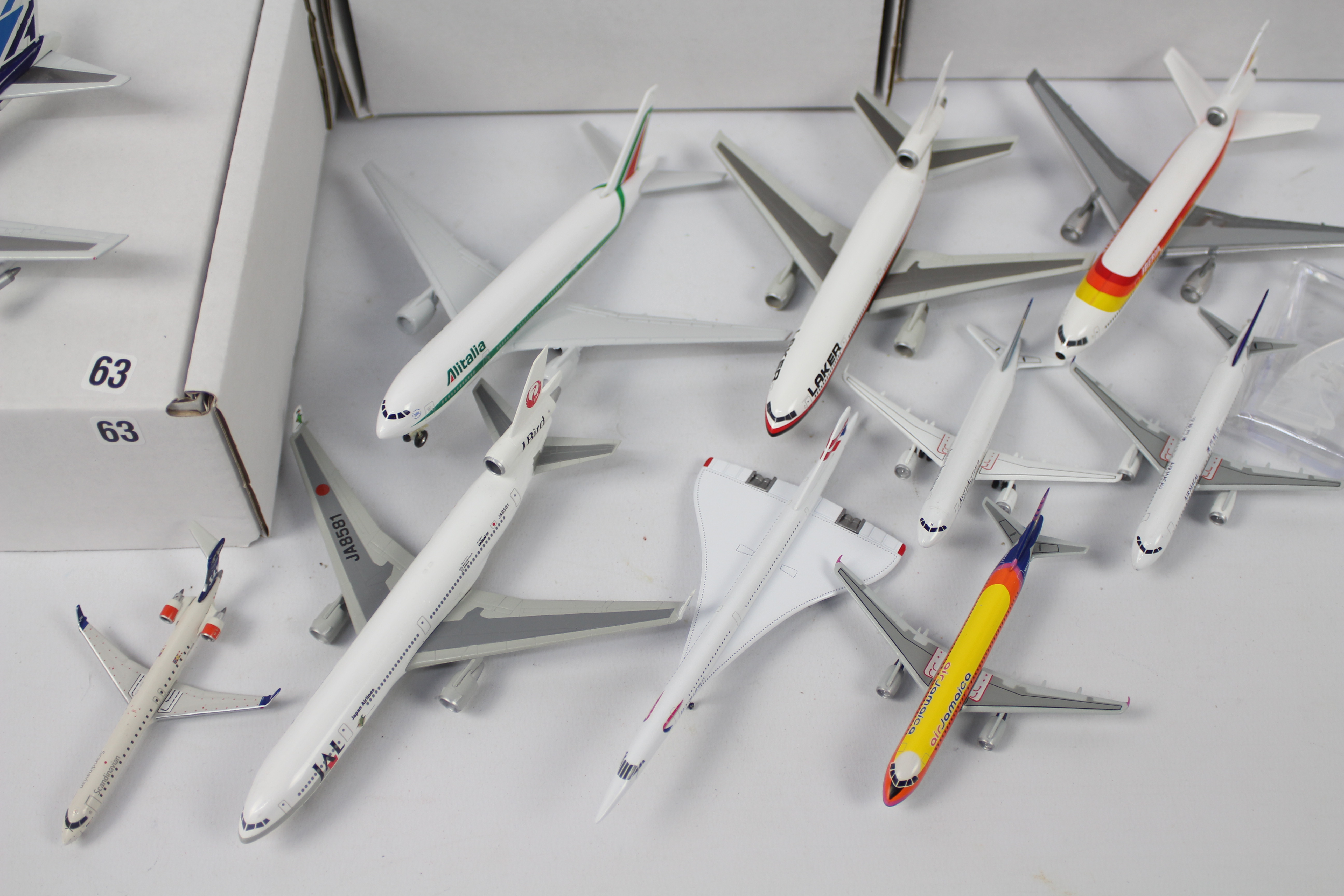Gemini Jets and similar - A collection of spares and repairs 1:400 and 1:200 die cast model planes - Image 5 of 10