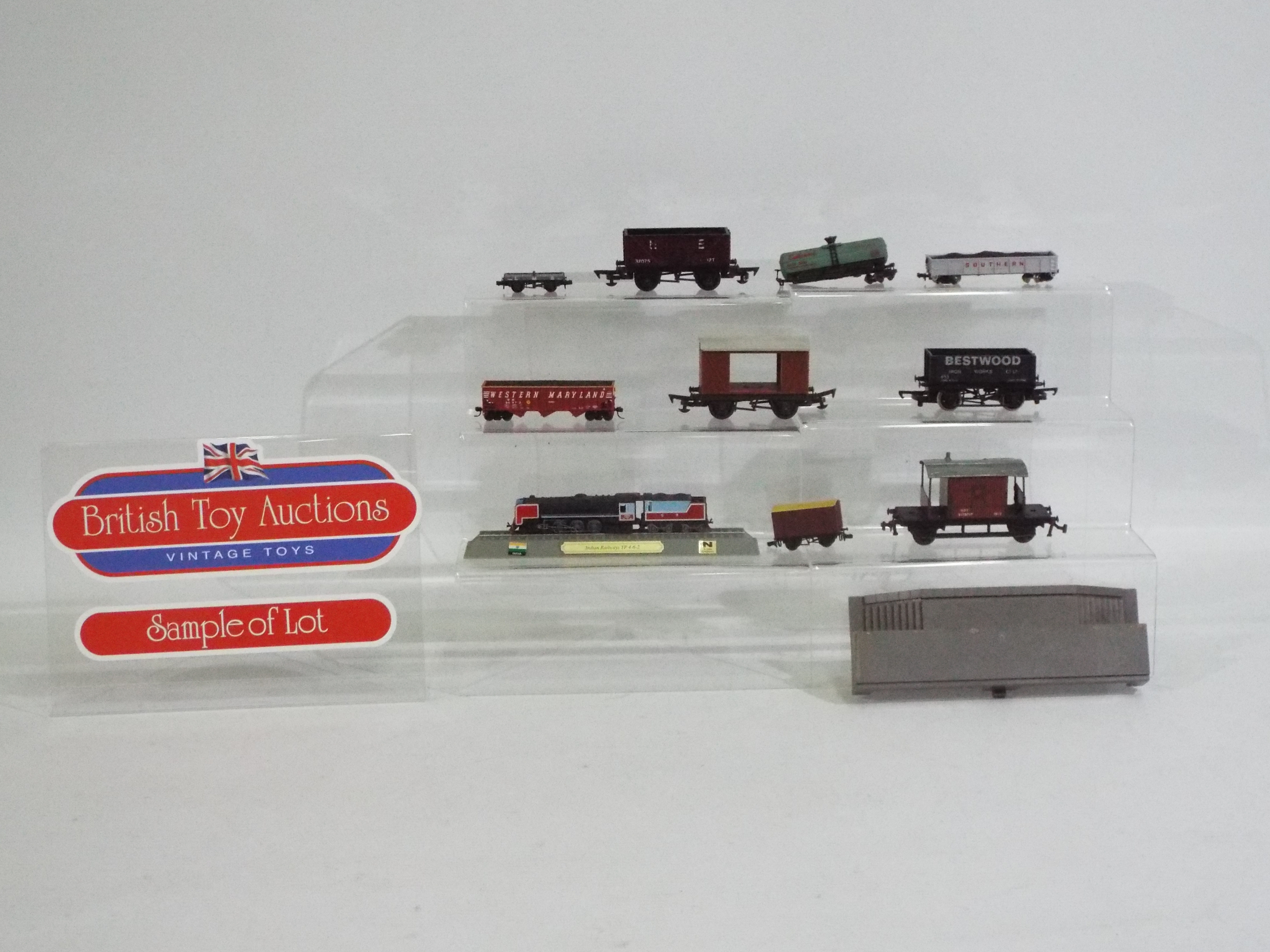 Bachmann, Hornby, Peco, Triang, Lima, Atlas, Other - 19 x OO gauge, N gauge, and similar,
