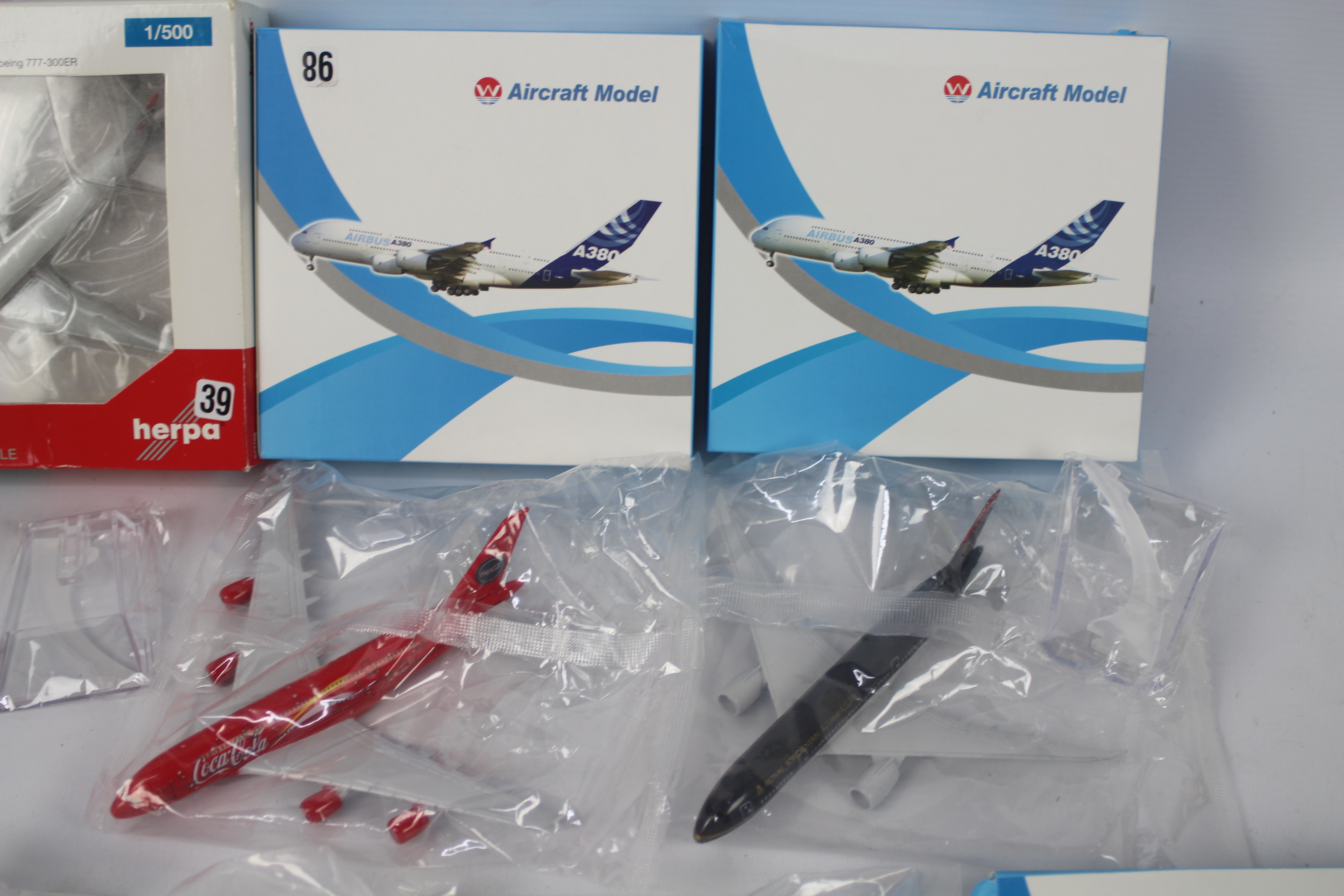 Wings World - W Aircraft Model - A collection of 5 boxed diecast 1:400 scale model aircraft in - Image 3 of 5