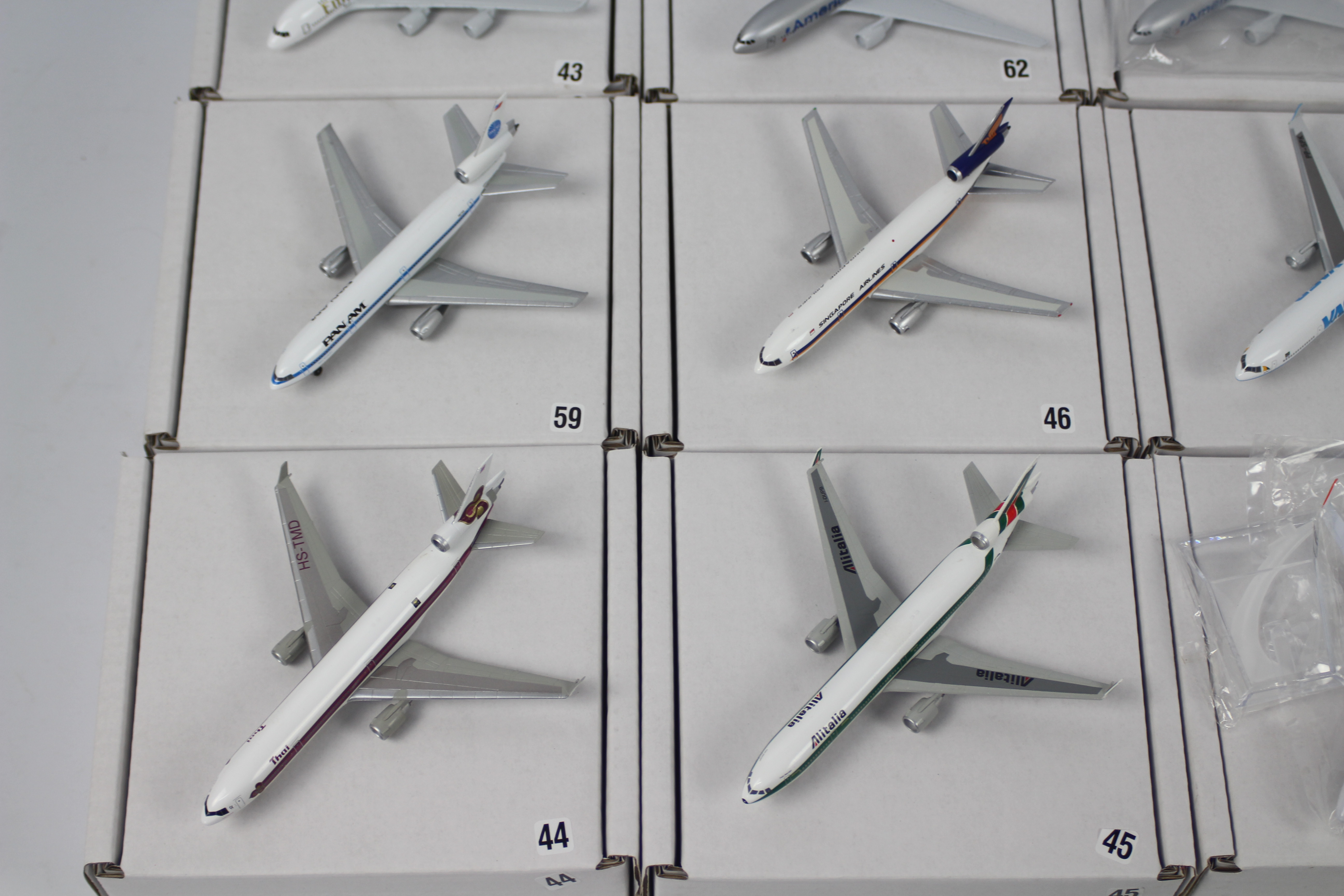 Gemini Jets and similar - A collection of 12 re-boxed diecast 1:400 scale model aircraft in various - Image 3 of 12