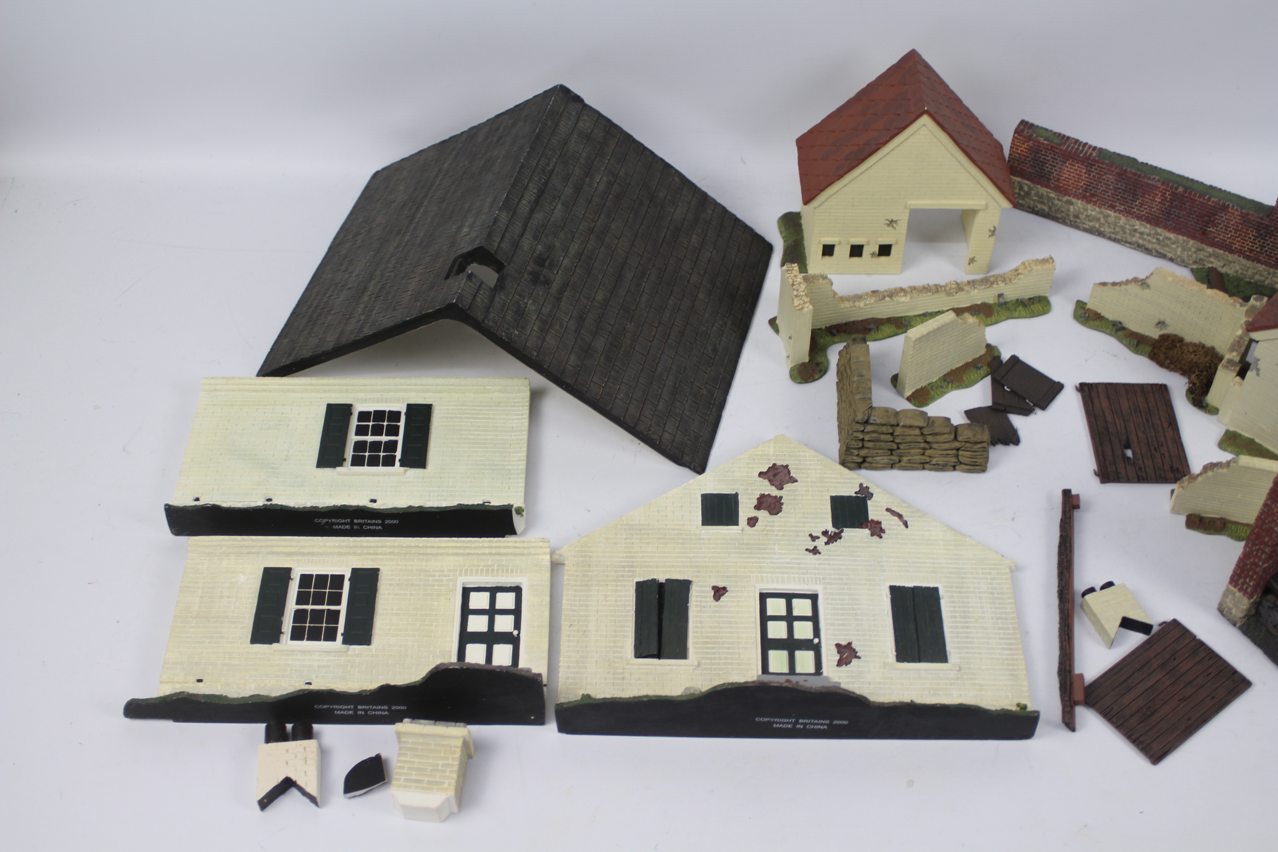 Britains - A quantity of unboxed Britains (Made in China 2000) building parts and scenic. - Image 2 of 4