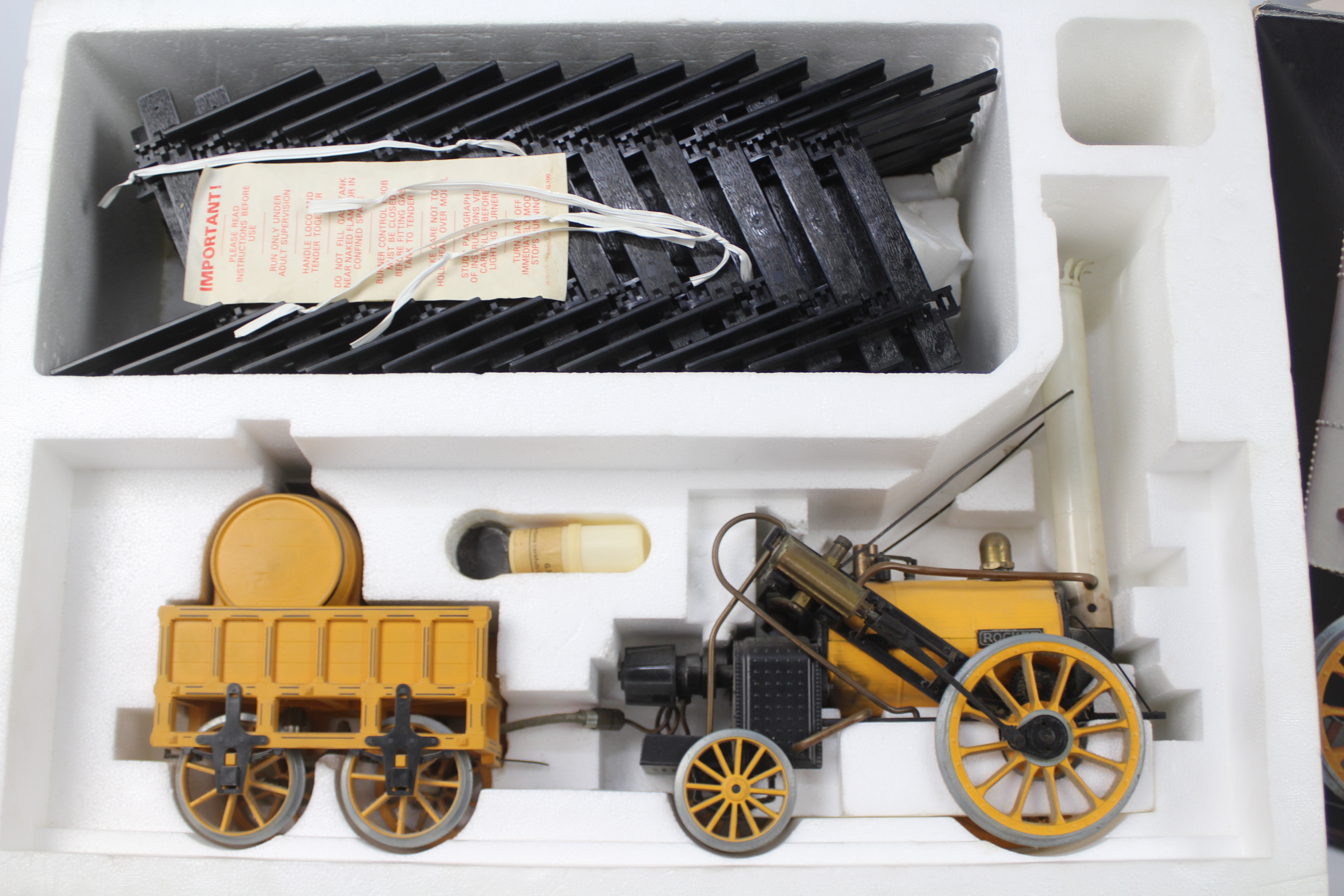 Hornby - A boxed Real Steam Stephensons Rocket # G100-9140 The model shows signs of use and is - Image 2 of 4