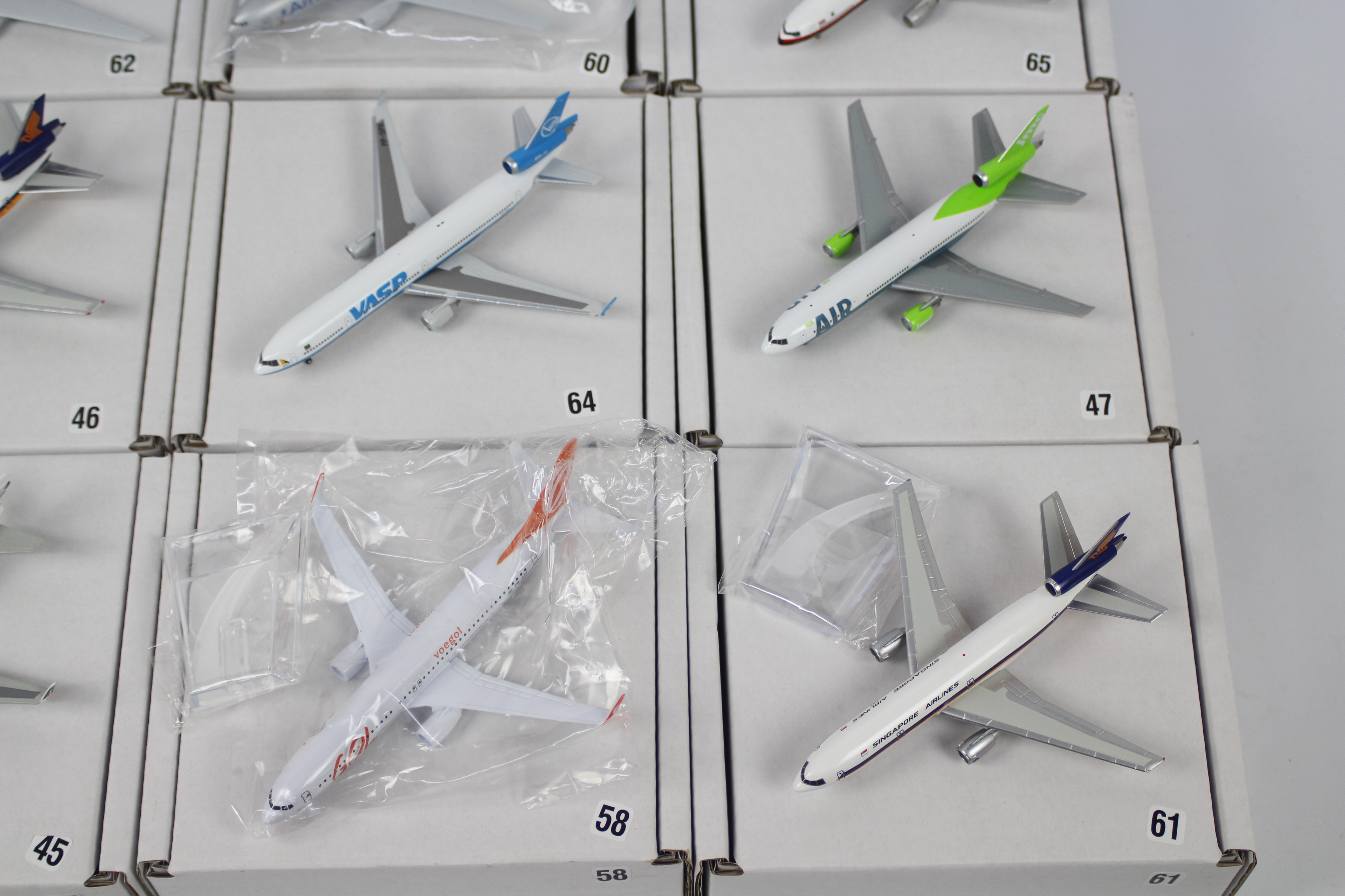 Gemini Jets and similar - A collection of 12 re-boxed diecast 1:400 scale model aircraft in various - Image 4 of 12