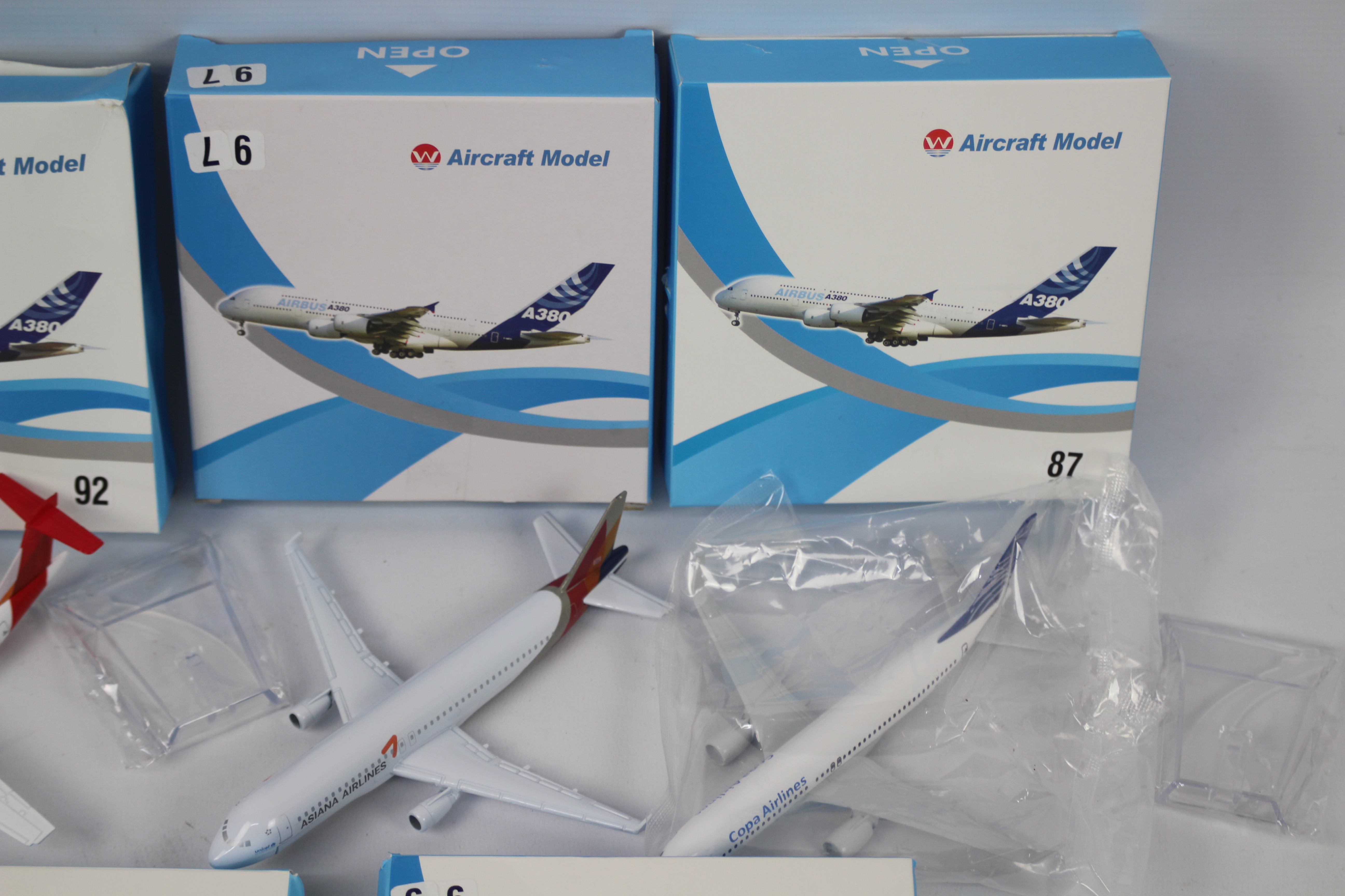W Aircraft Models - A collection of 5 boxed diecast 1:400 scale model aircraft in various carrier - Image 4 of 4