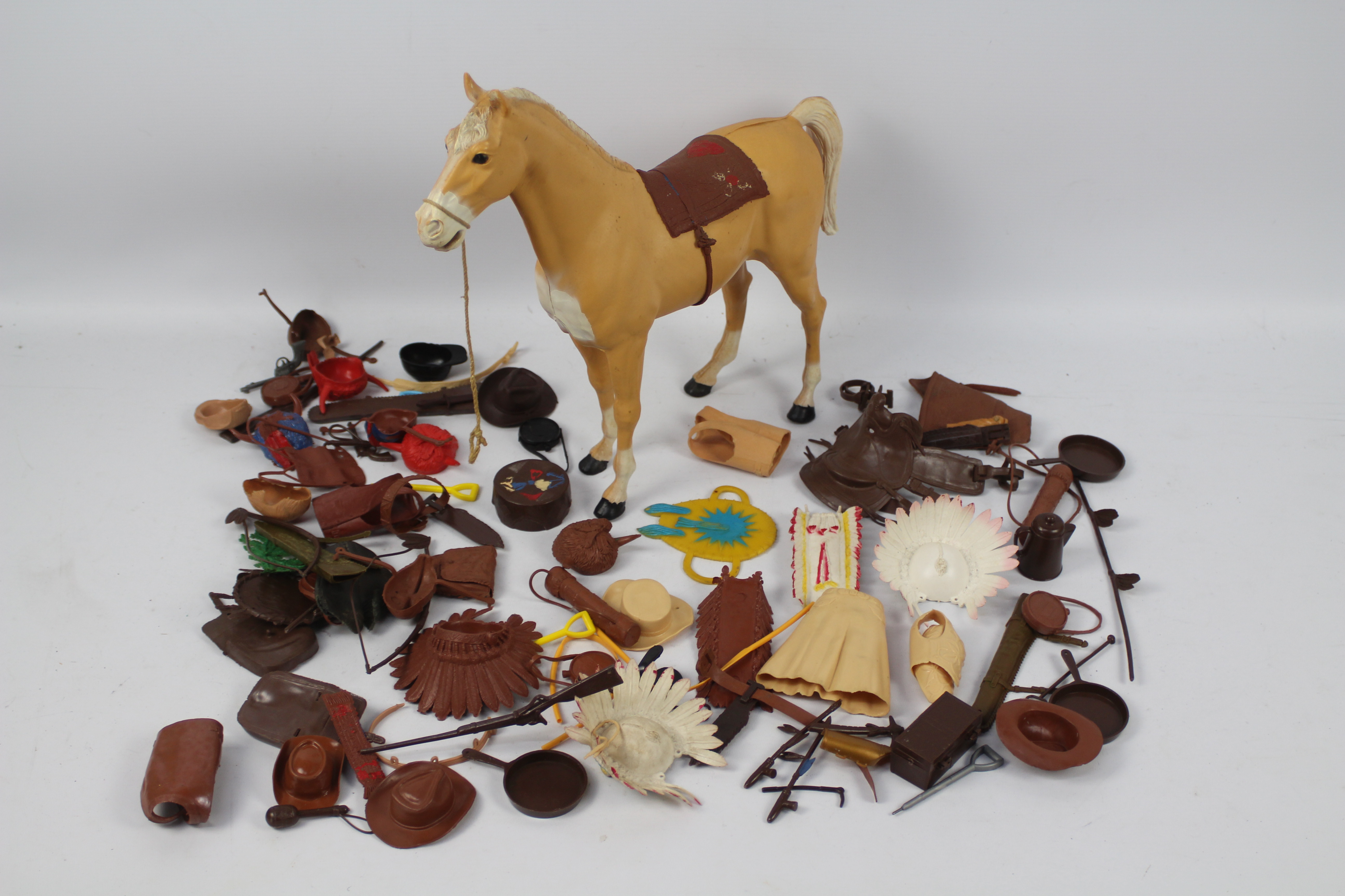 Marx - An unboxed Marx standing Palomino horse with an unboxed collection of Marx predominately