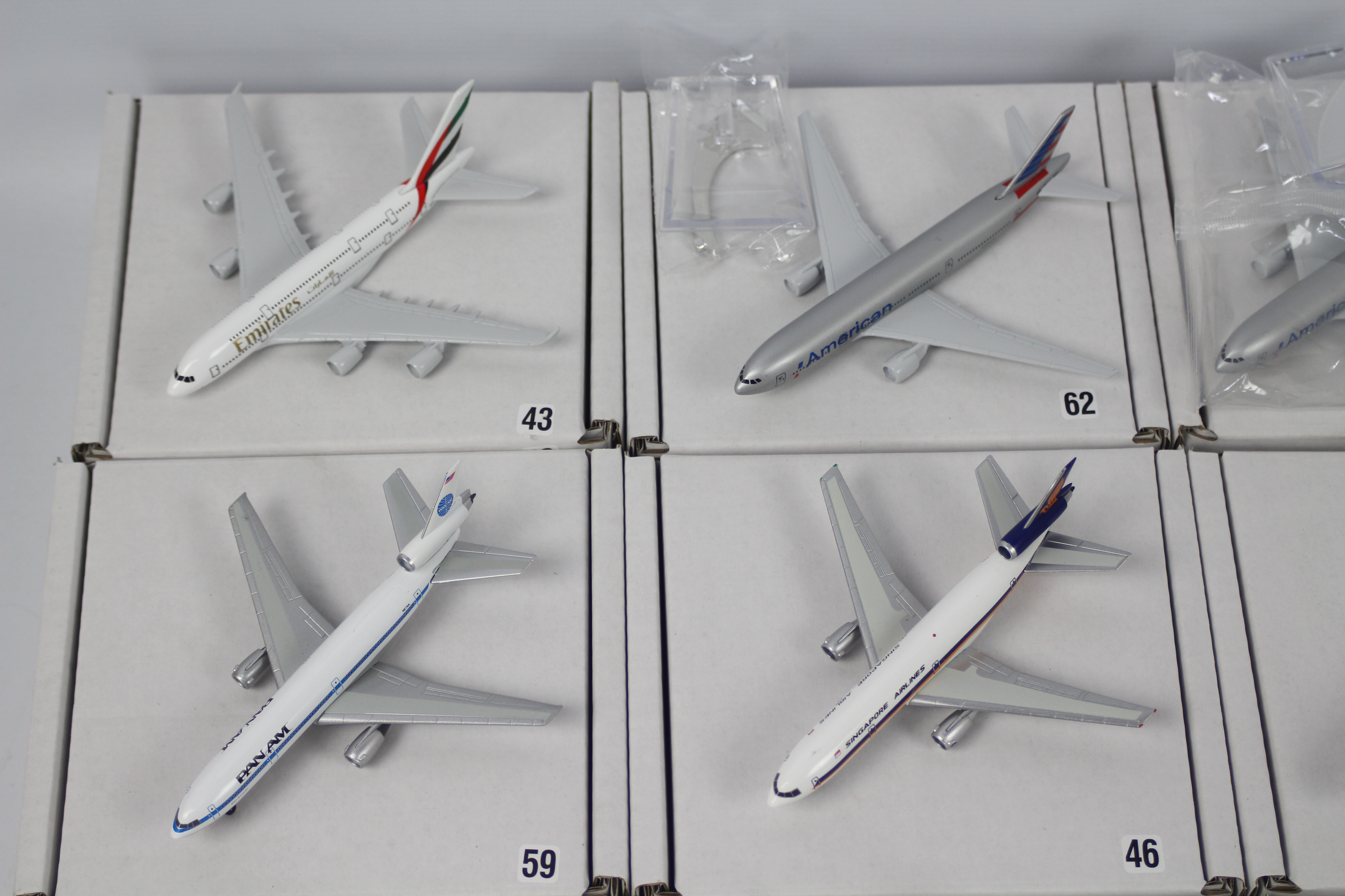 Gemini Jets and similar - A collection of 12 re-boxed diecast 1:400 scale model aircraft in various - Image 2 of 12