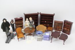 Miniature dolls house furniture and dolls - In excess of 20 miniature dolls house furniture to