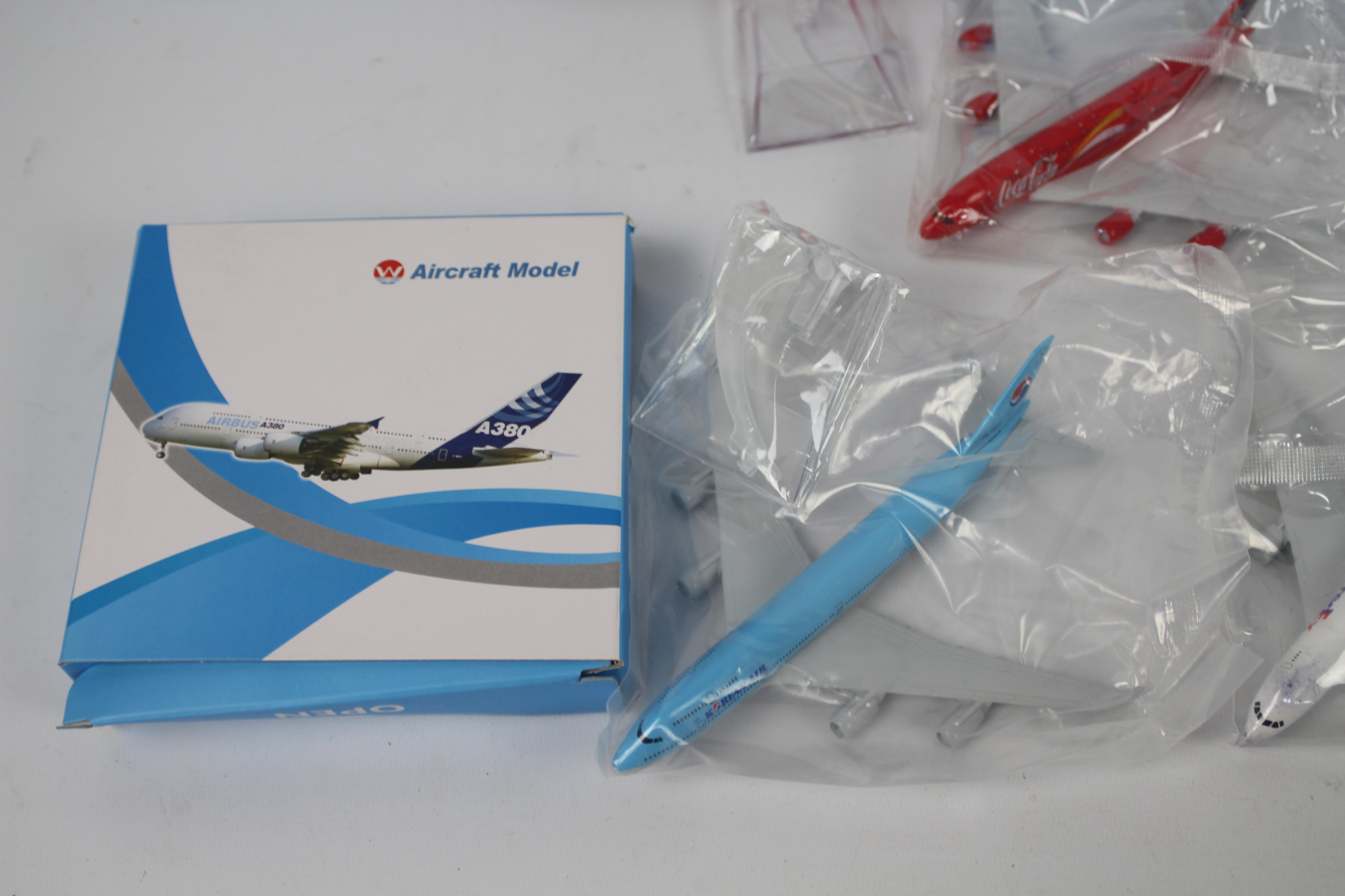 Wings World - W Aircraft Model - A collection of 5 boxed diecast 1:400 scale model aircraft in - Image 4 of 5