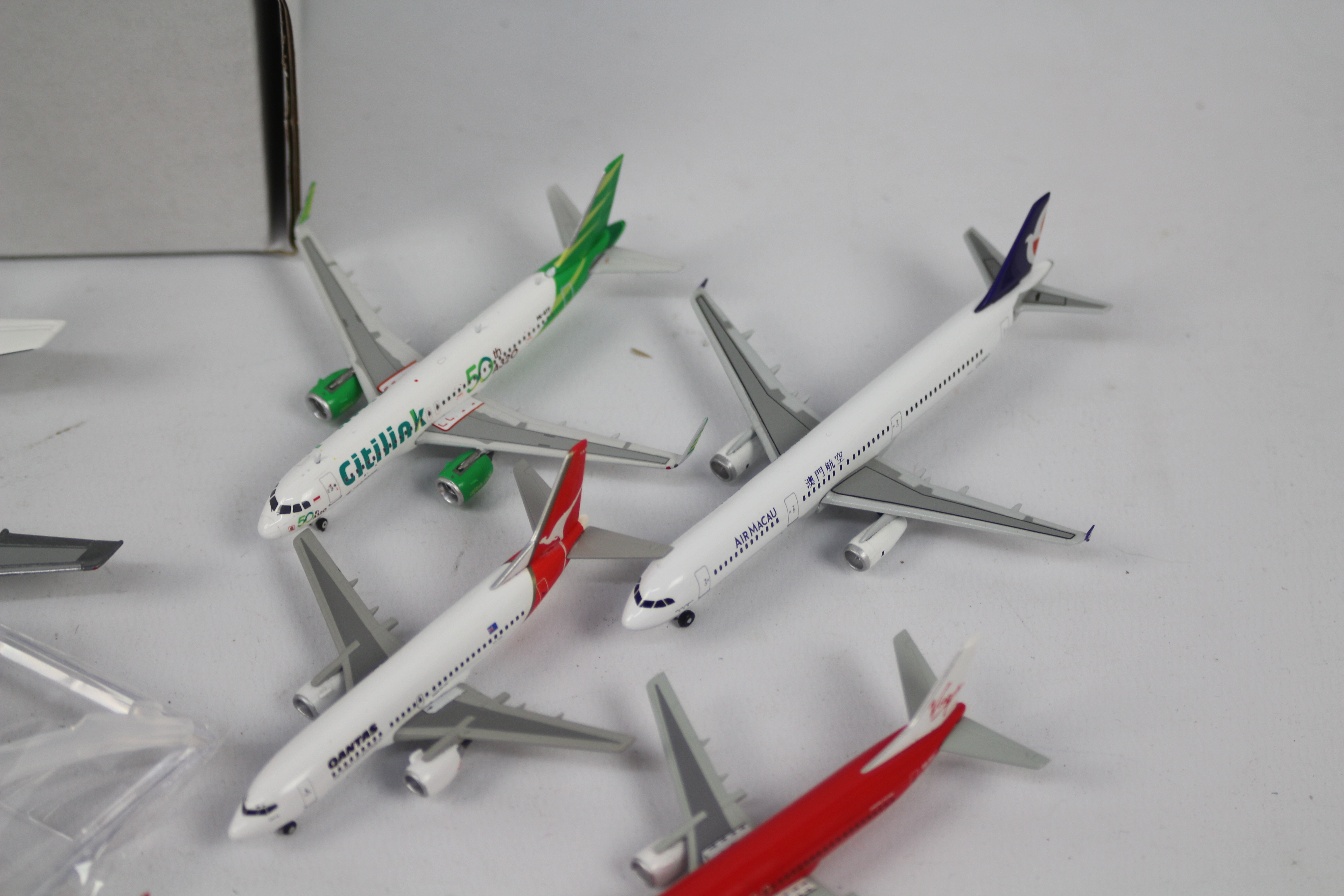 Gemini Jets and similar - A collection of spares and repairs 1:400 and 1:200 die cast model planes - Image 10 of 10