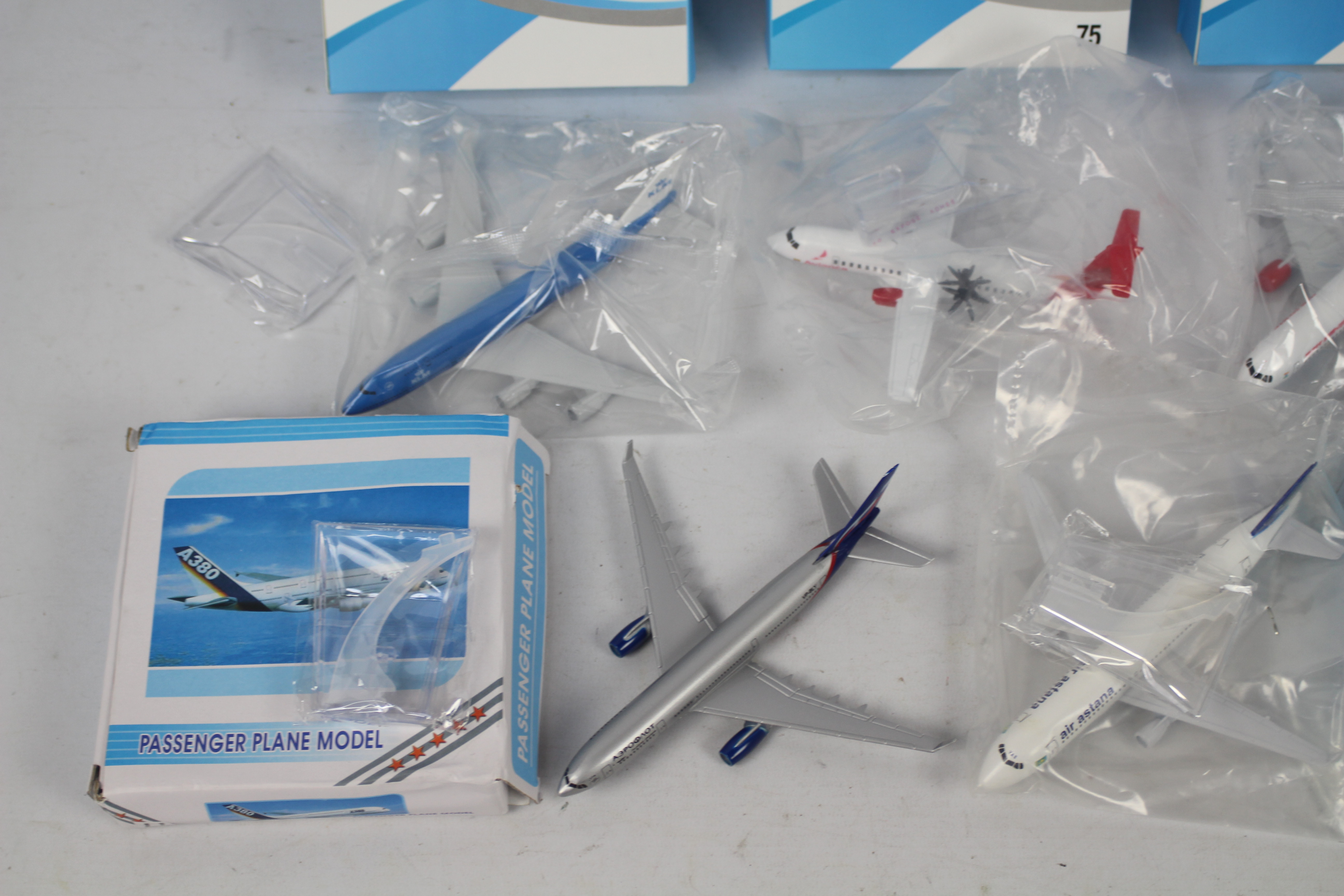 W Aircraft Models - A collection of 5 boxed diecast 1:400 scale model aircraft in various carrier - Image 4 of 5