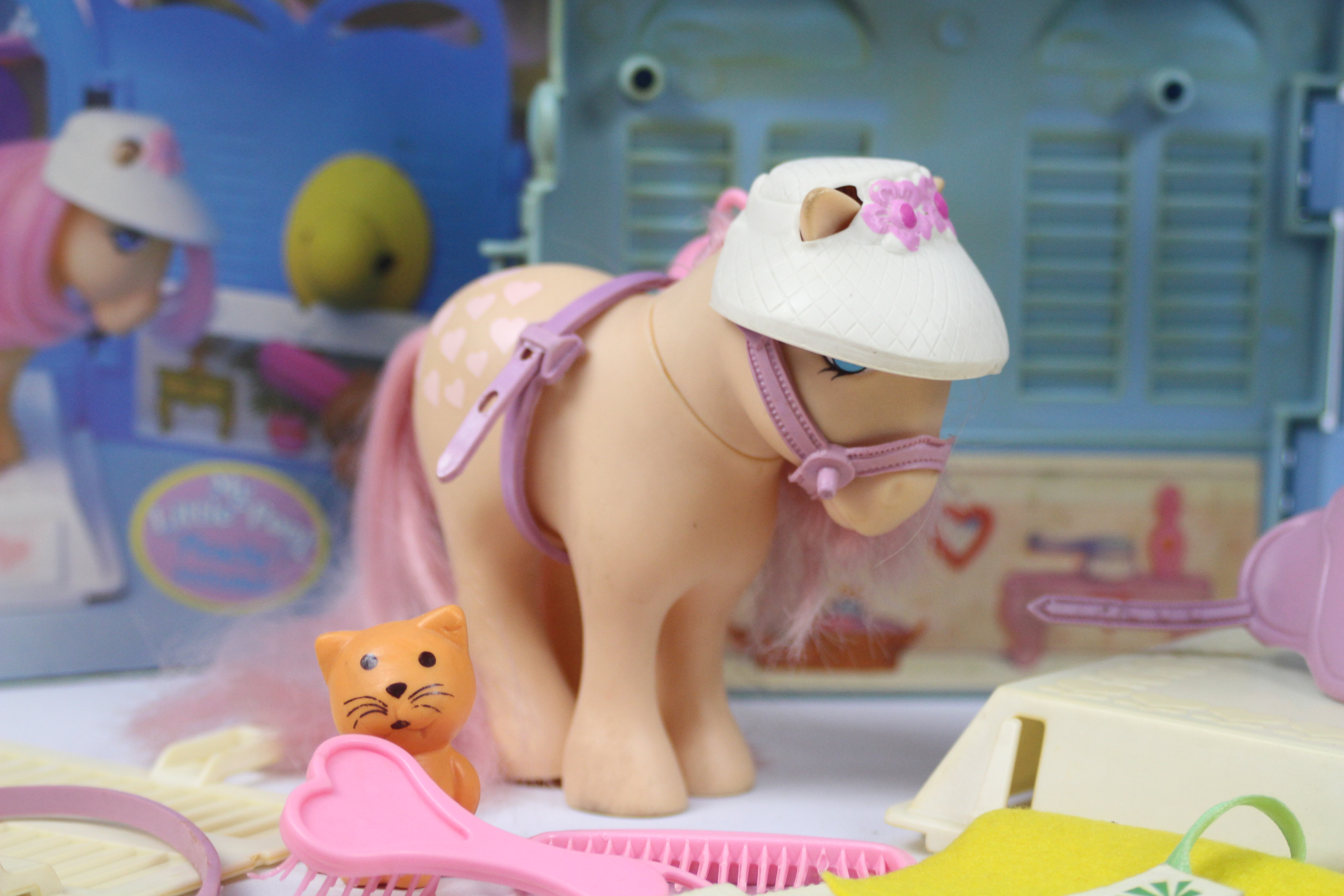 My Little Pony, Grooming Parlour -Carry case parlour comes with MLP "Peachy", twinkles the cat, - Image 3 of 5