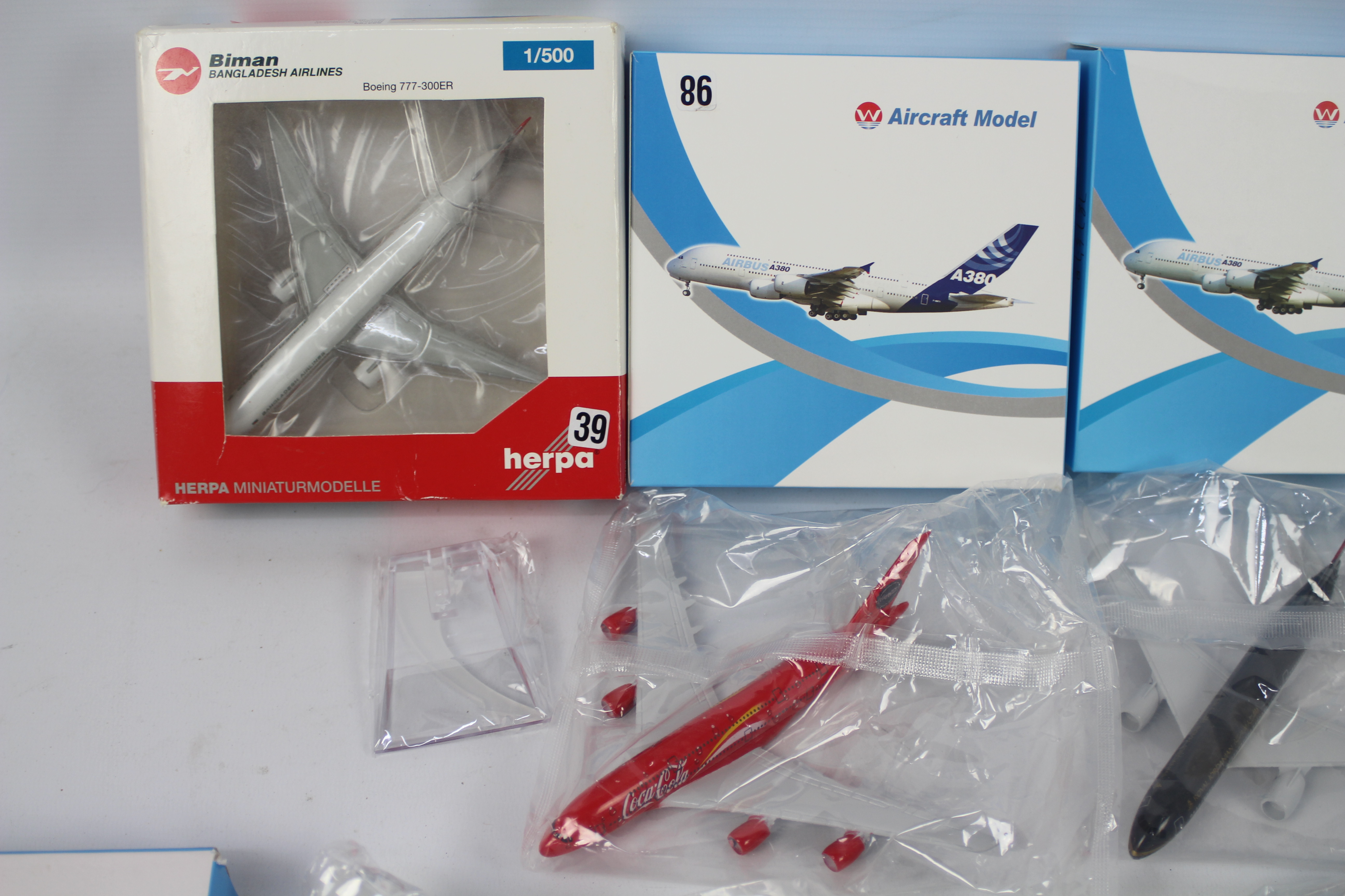 Wings World - W Aircraft Model - A collection of 5 boxed diecast 1:400 scale model aircraft in - Image 2 of 5
