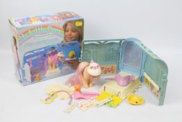 My Little Pony, Grooming Parlour -Carry case parlour comes with MLP "Peachy", twinkles the cat,