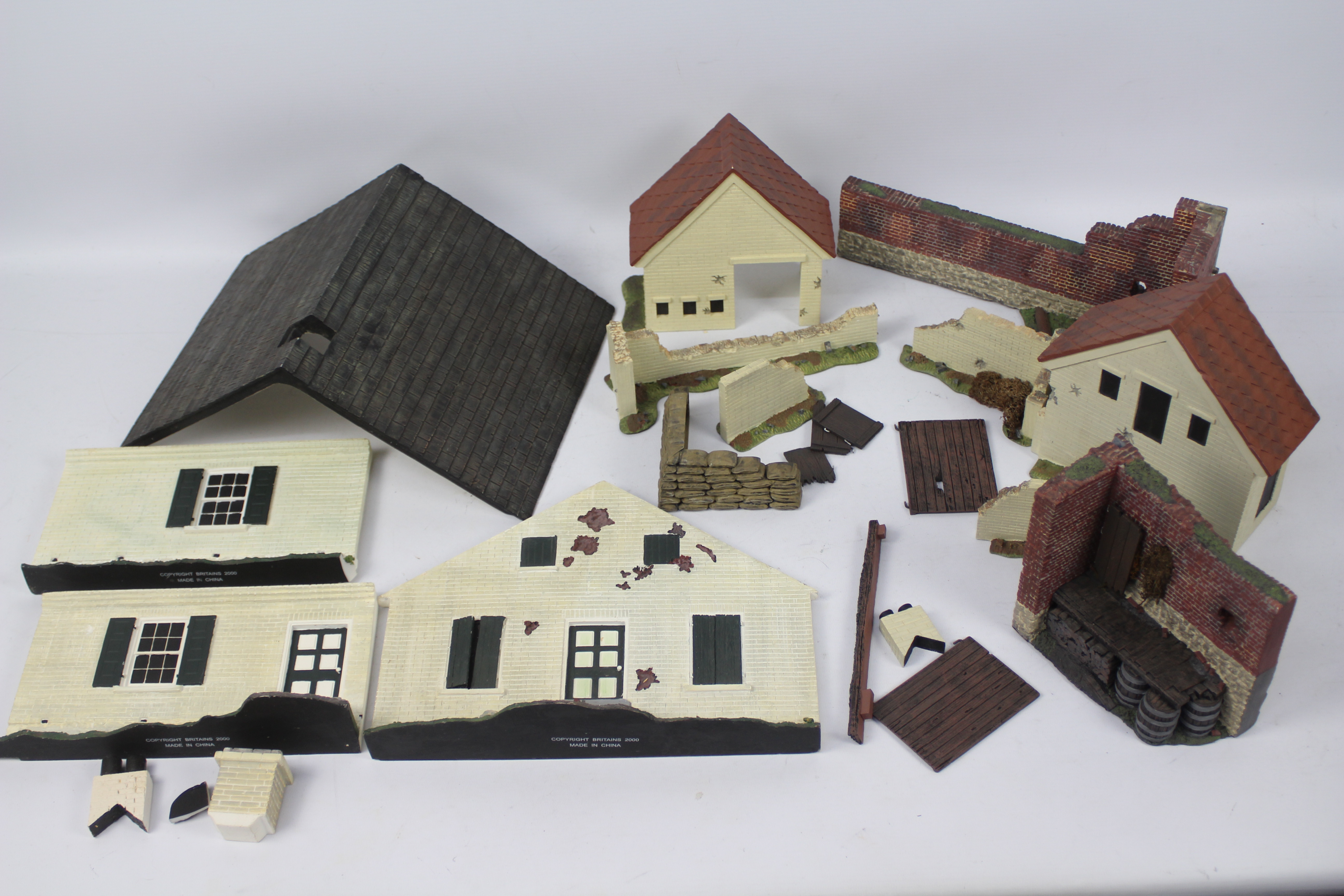 Britains - A quantity of unboxed Britains (Made in China 2000) building parts and scenic.